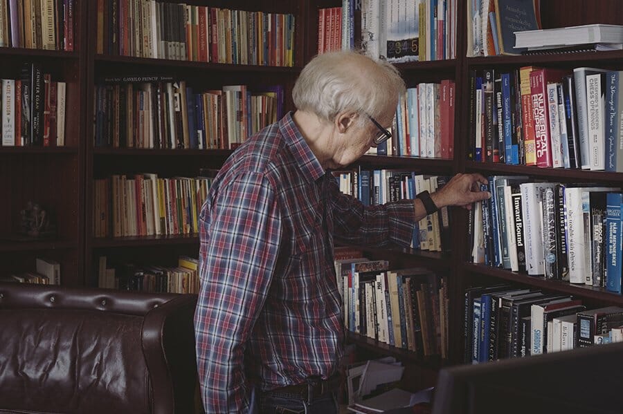 »Det er den her bog, der interesserer mig for tiden. Jeg vil gerne læse lidt fra den, men det er ikke sikkert, at jeg kan holde til det.«