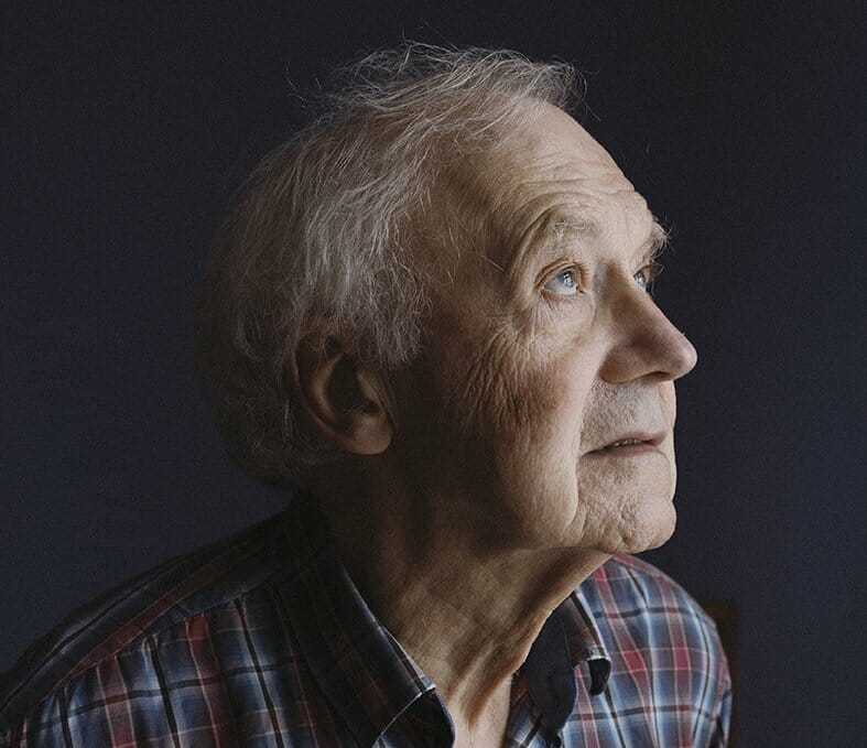 »Jeg kan ikke huske det. Det står sikkert et sted.« Fysiker Benny Lautrup leder efter alle de ord, der fortæller om et rigt liv med base på Niels Bohr Institutet.