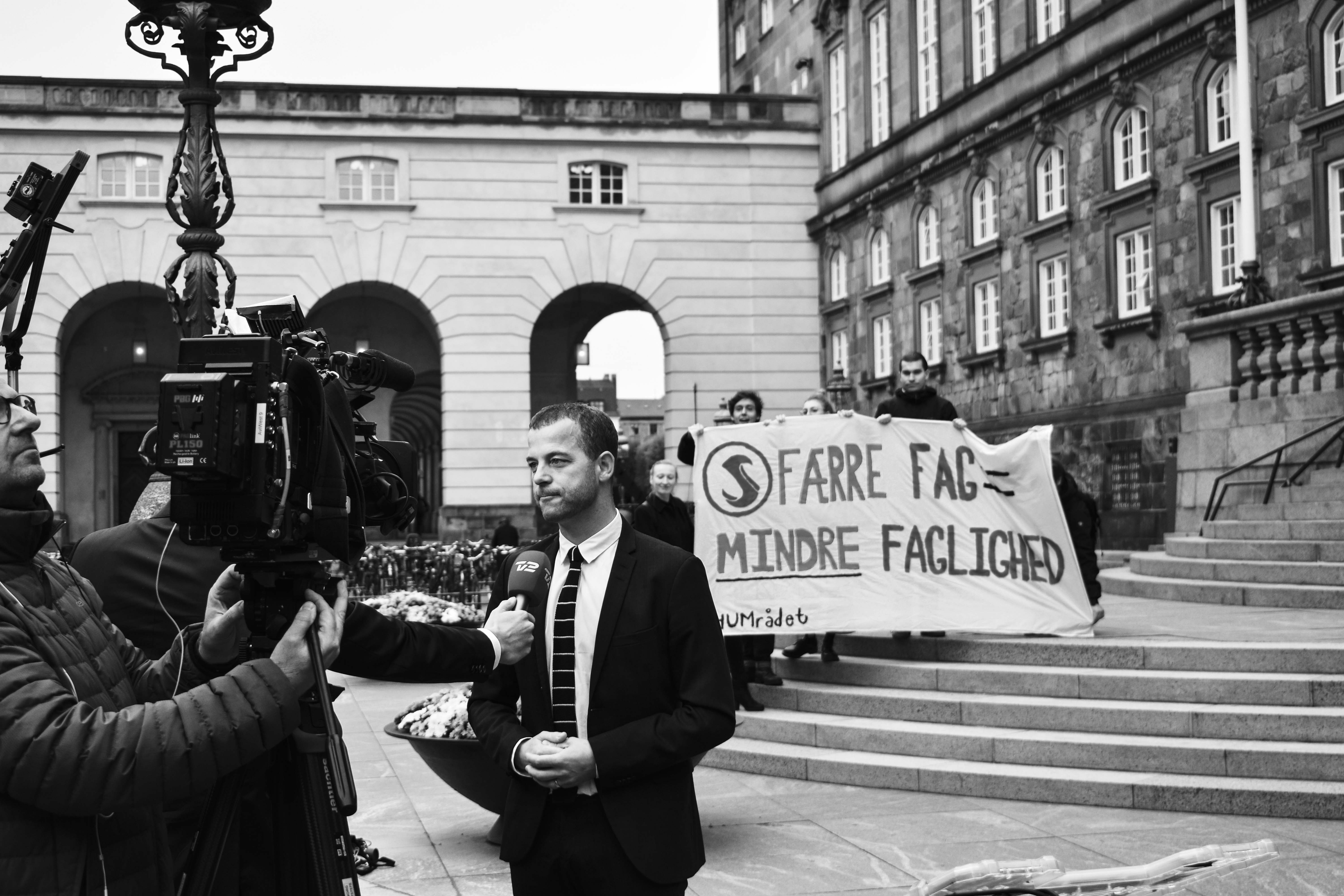 HUMrådet protesterede tirsdag morgen, den 1. oktober, foran Christiansborg for at gøre politikerne opmærksom på, hvilke konsekvenser besparelser på uddannelse har.