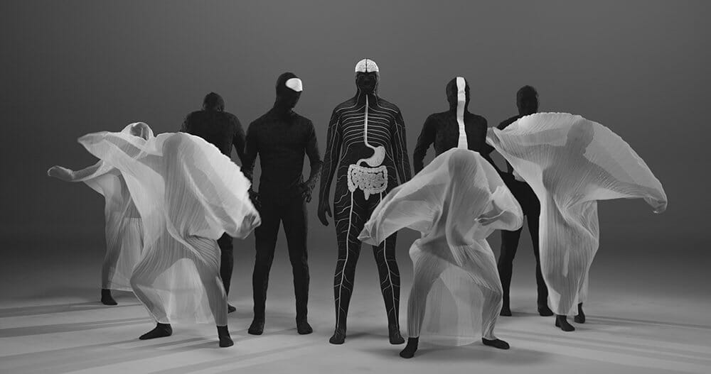 Stillbillede fra filmen The Swallow and the Squeeze, et værk af Guston Sondin-Kung produceret til udstillingen Mind the Gut. Kostumedesign Mira Vincents, filmfotograf Daniel Zox.