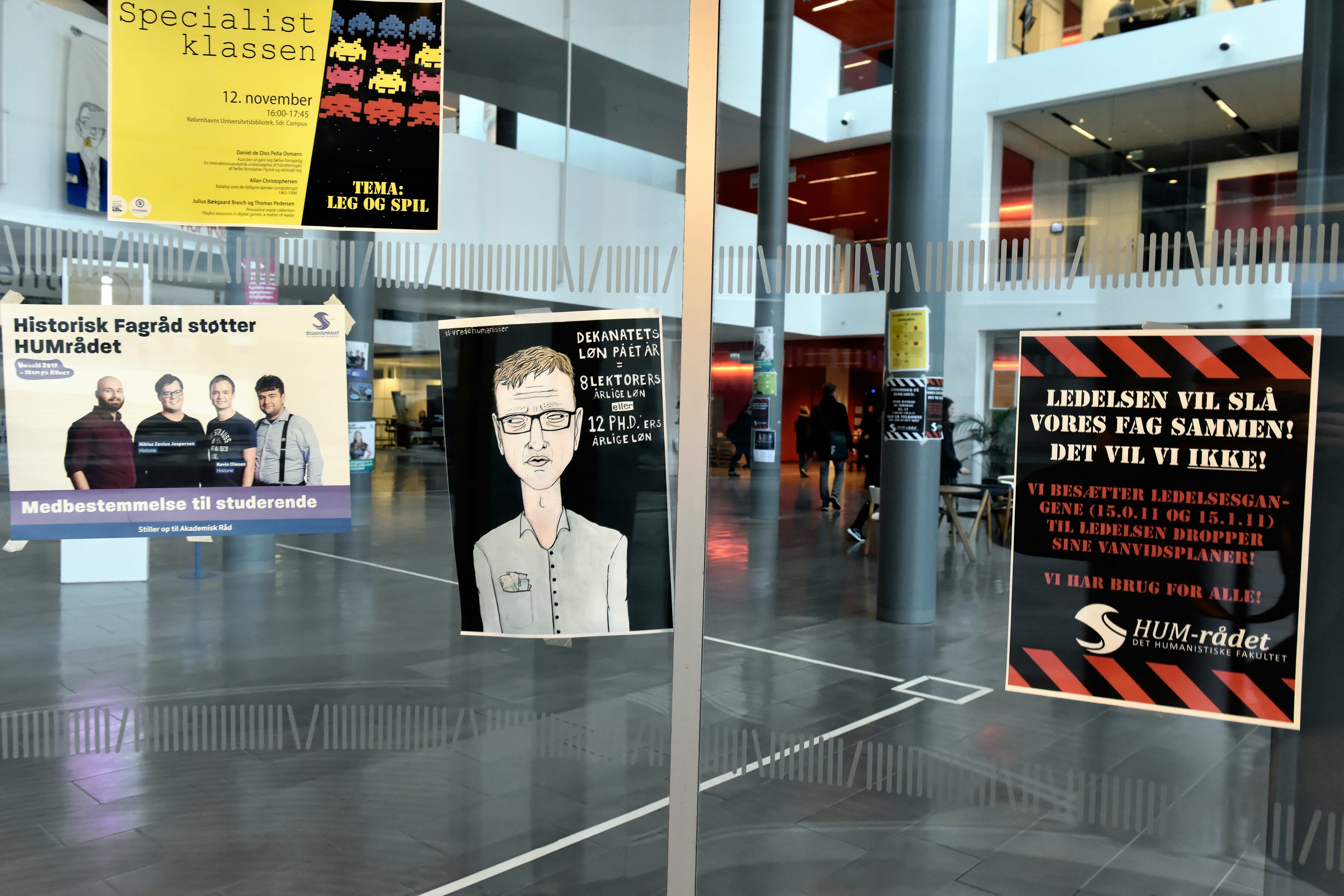 Foto fra blokadeområdet med plakat, der karikerer dekanen. 28. november 2019.