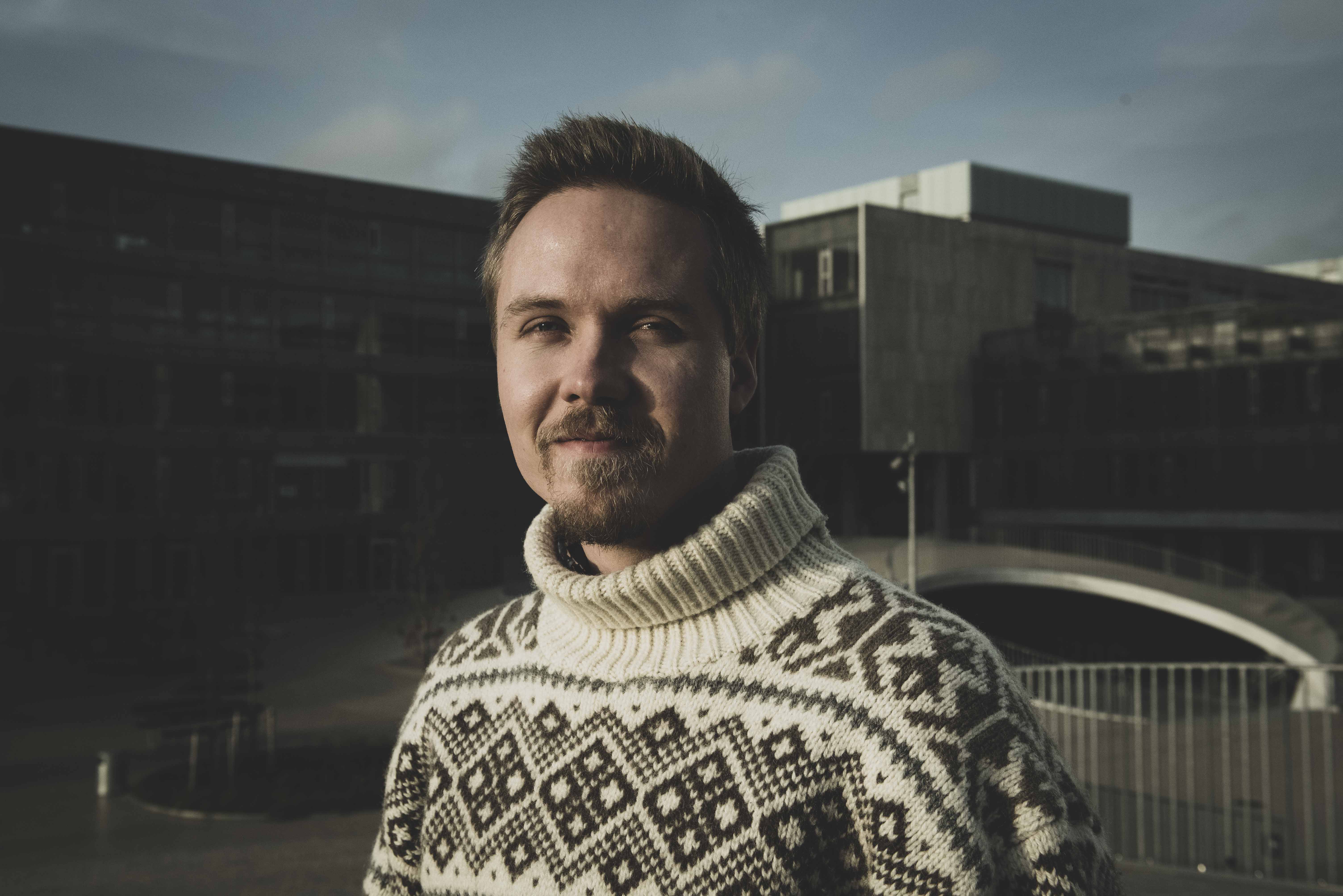 »Jeg er blevet ældre end min egen tvillingebror. Sådan skal det ikke være, men sådan er det,« siger Emil.