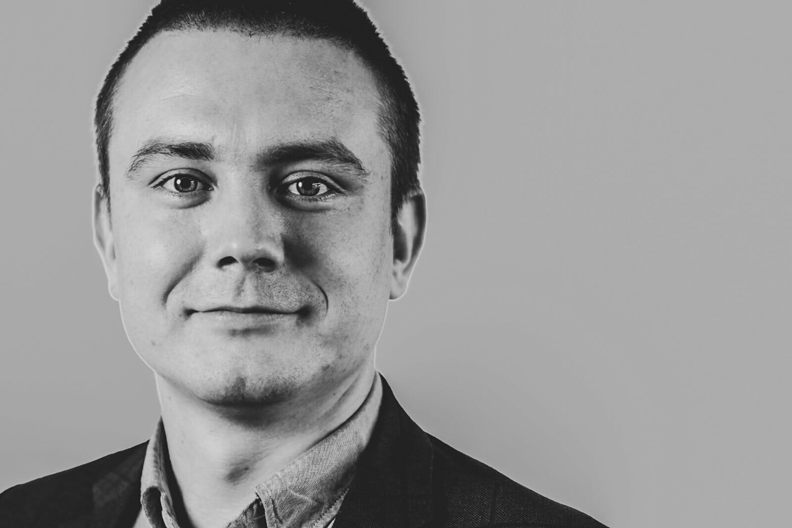 Simon Lindkær var som formand for Konservative Studerende på Københavns Universitet med til at skrive et åbent brev til Folketinget. Nu vil Uddannelses- og Forskningsudvalget drøfte brevets indhold.