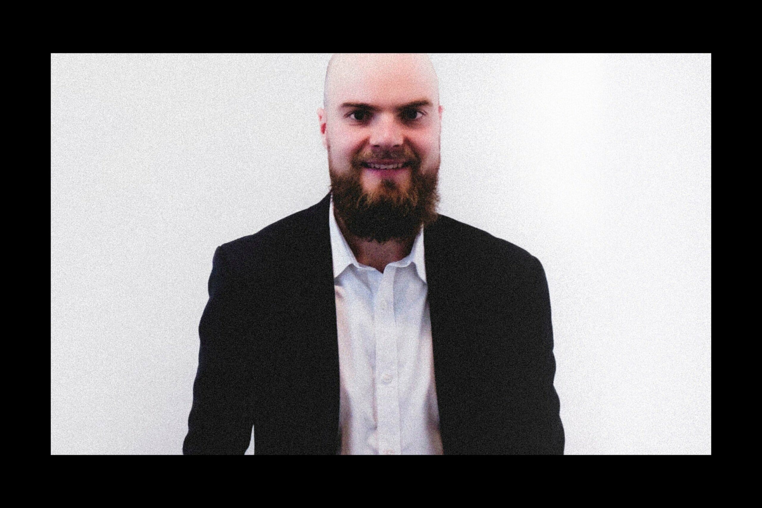 32-årige Mikael Valsted arbejder som public affairs manager i Arriva. Han har brugt lige så lang tid på at aflære sit akademiske sprog, som han brugte på at tilegne sig det, da han læste statskundskab, siger han.