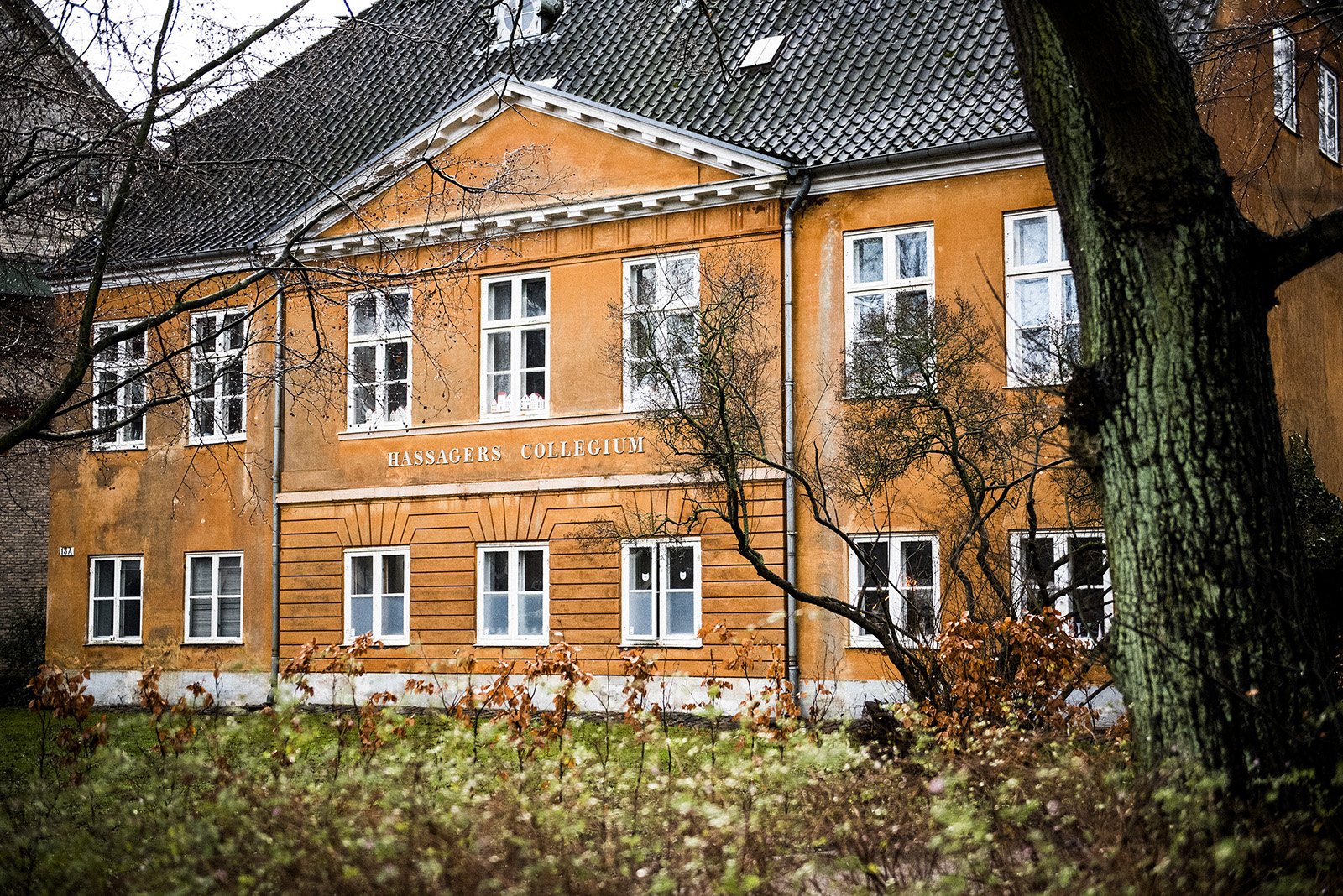 The dormitory ephor of 4. Maj Kollegiet has a two-storey apartment at his disposal. The current ephor says that »it’s a nice, big apartment, but it does need some repair.« The façade reads 'Hassagers' because the building belonged to Dorthea Hassager who stipulated in her will that the property be used for a dormitory. Hassagers Kollegium is an independent part of the collective 4. Maj Kollegiet and Hassagers Kollegium with ten bedrooms available. The ephor is responsible for both dormitories.