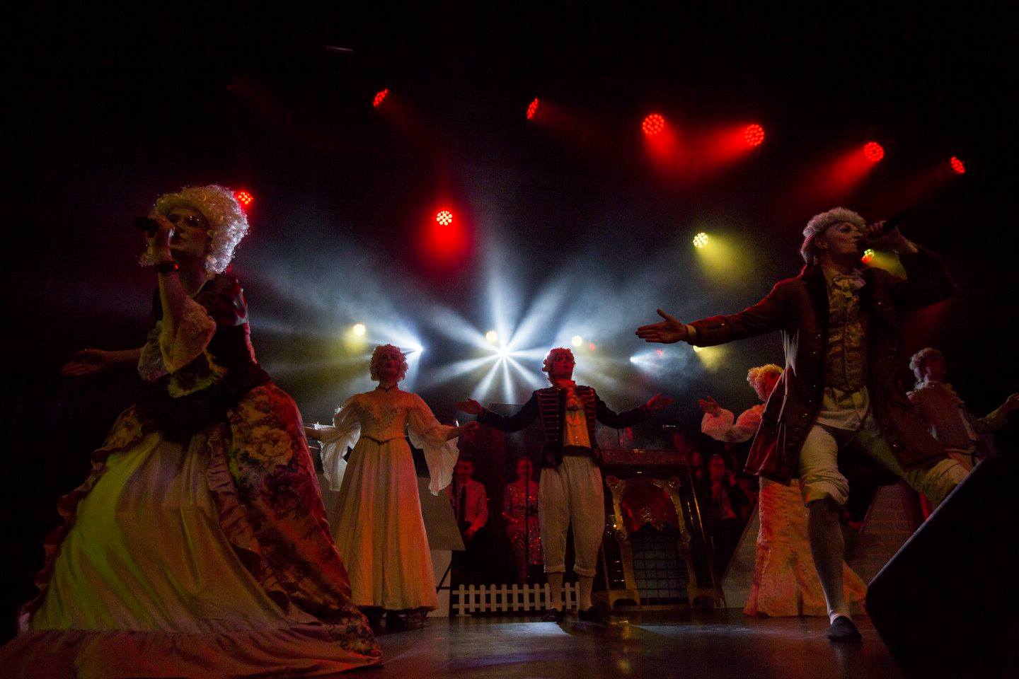 2018 var Statskundskabrevyen første år på Bremen Teater, og her trak revyen 2400 publikummer.