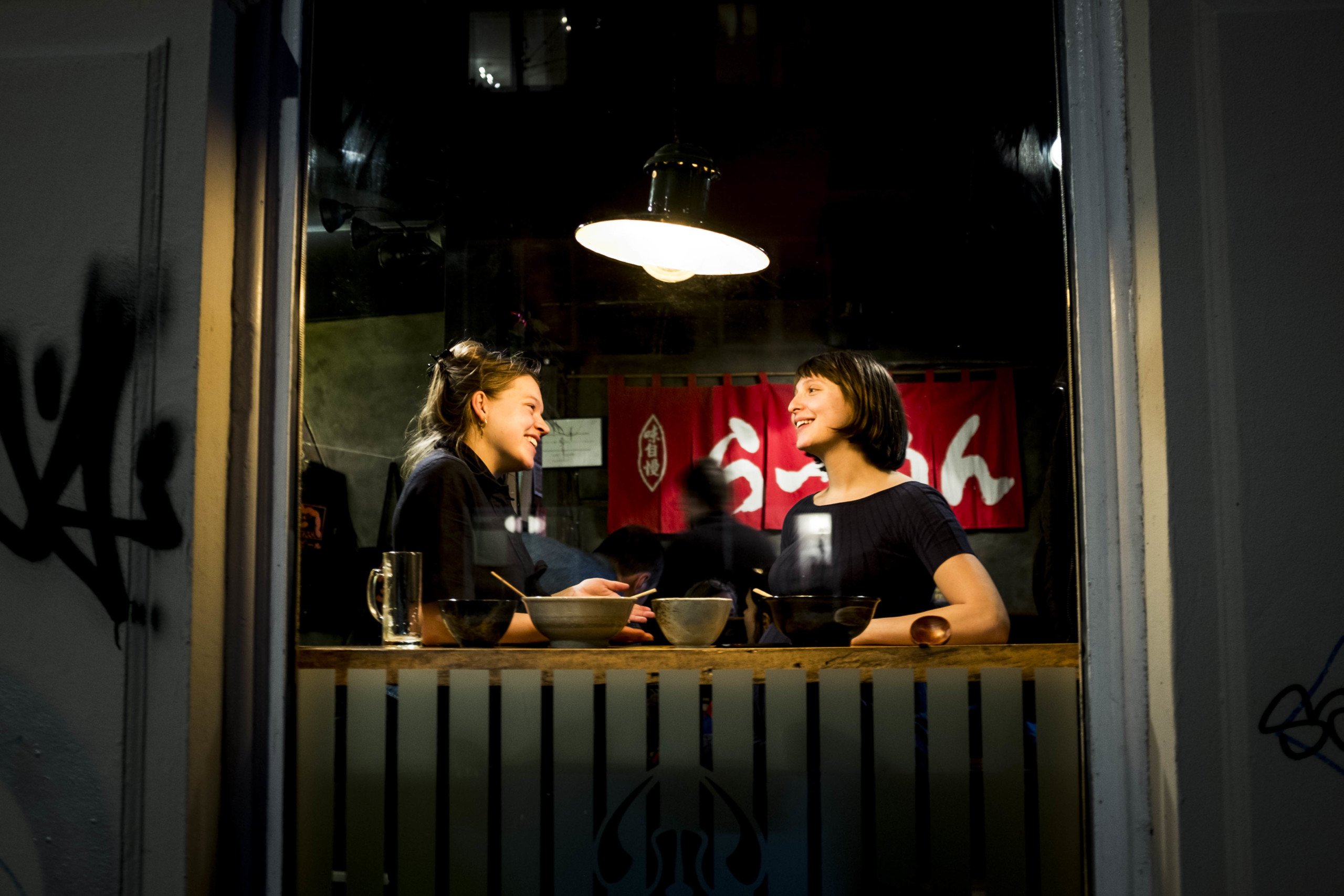 Hænger det sammen? At være ung, studerende og forælder? Mia-Marie Olesen har sat sin veninde stævne for at få svar, inden hun skal føde.