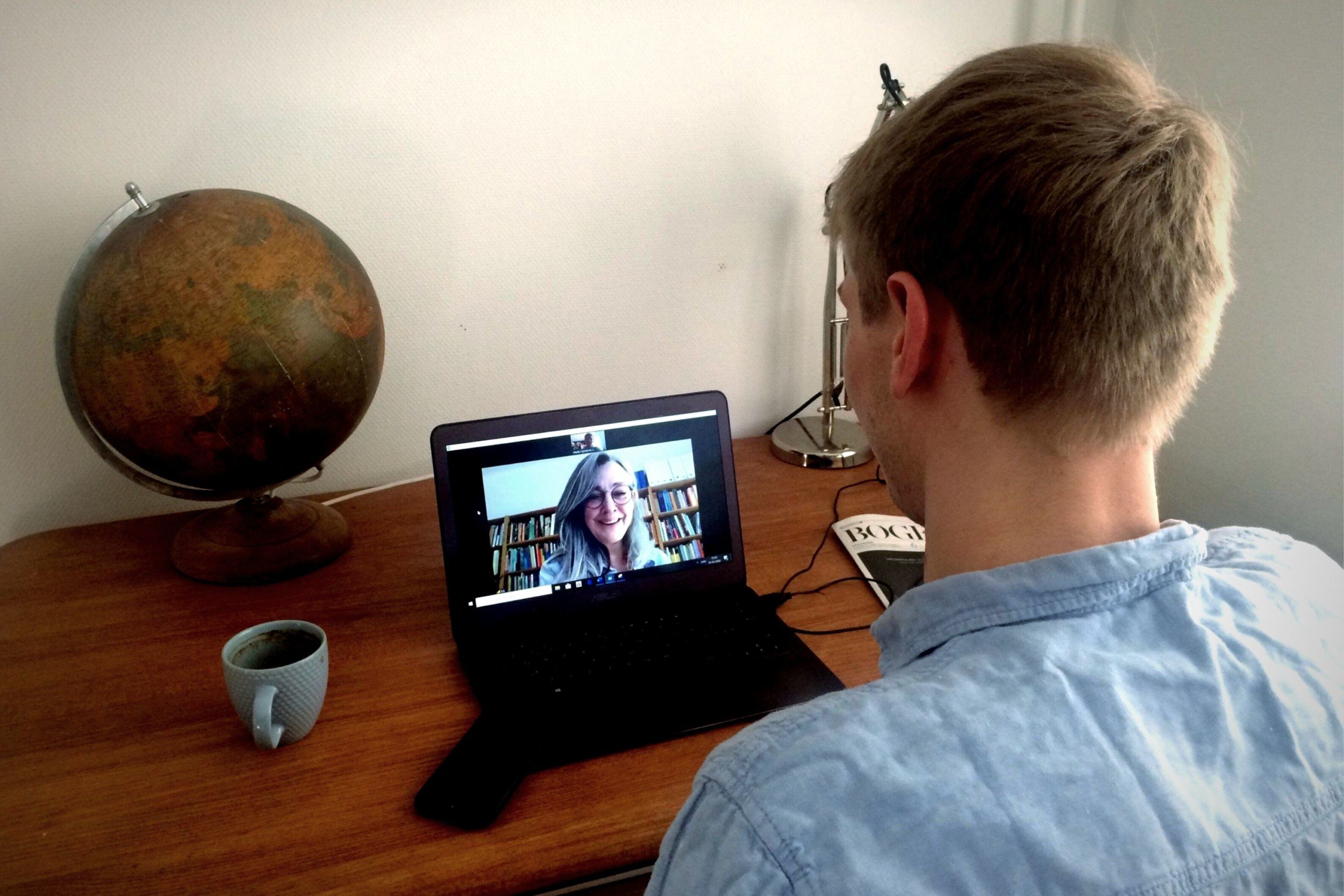 Inger Lundager er studenterpræst på Søndre Campus, og hun sidder klar ved telefonen og computeren for at tale med de studerende, der har brug for et livsvidne. 