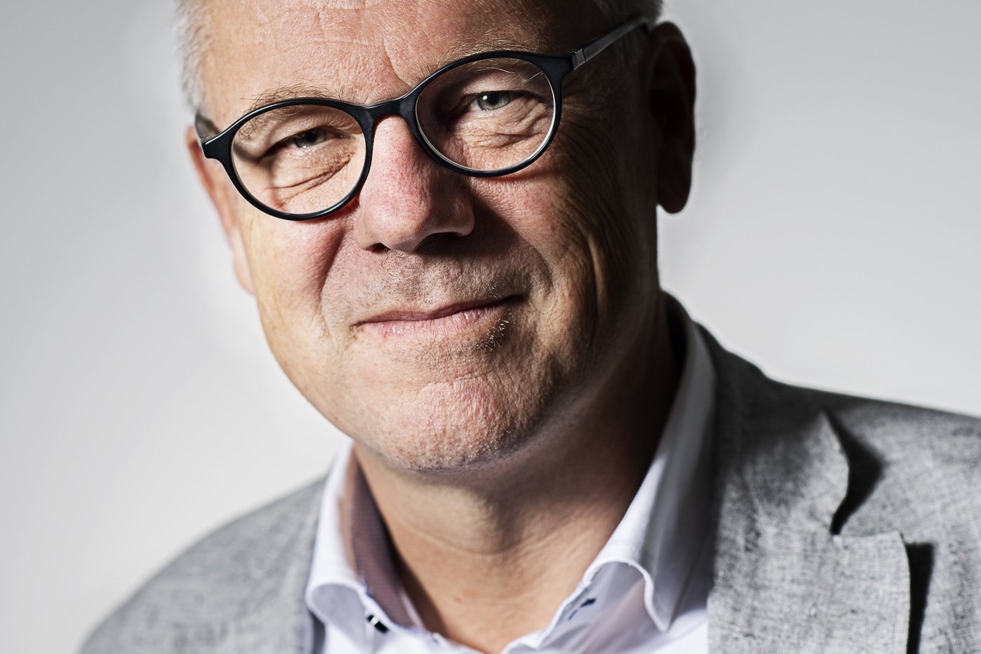 Alting går stærkere end nogensinde, siger professor Jens Lundgren, der står i spidsen for stort forsøg med præparatet Remdesivir. 