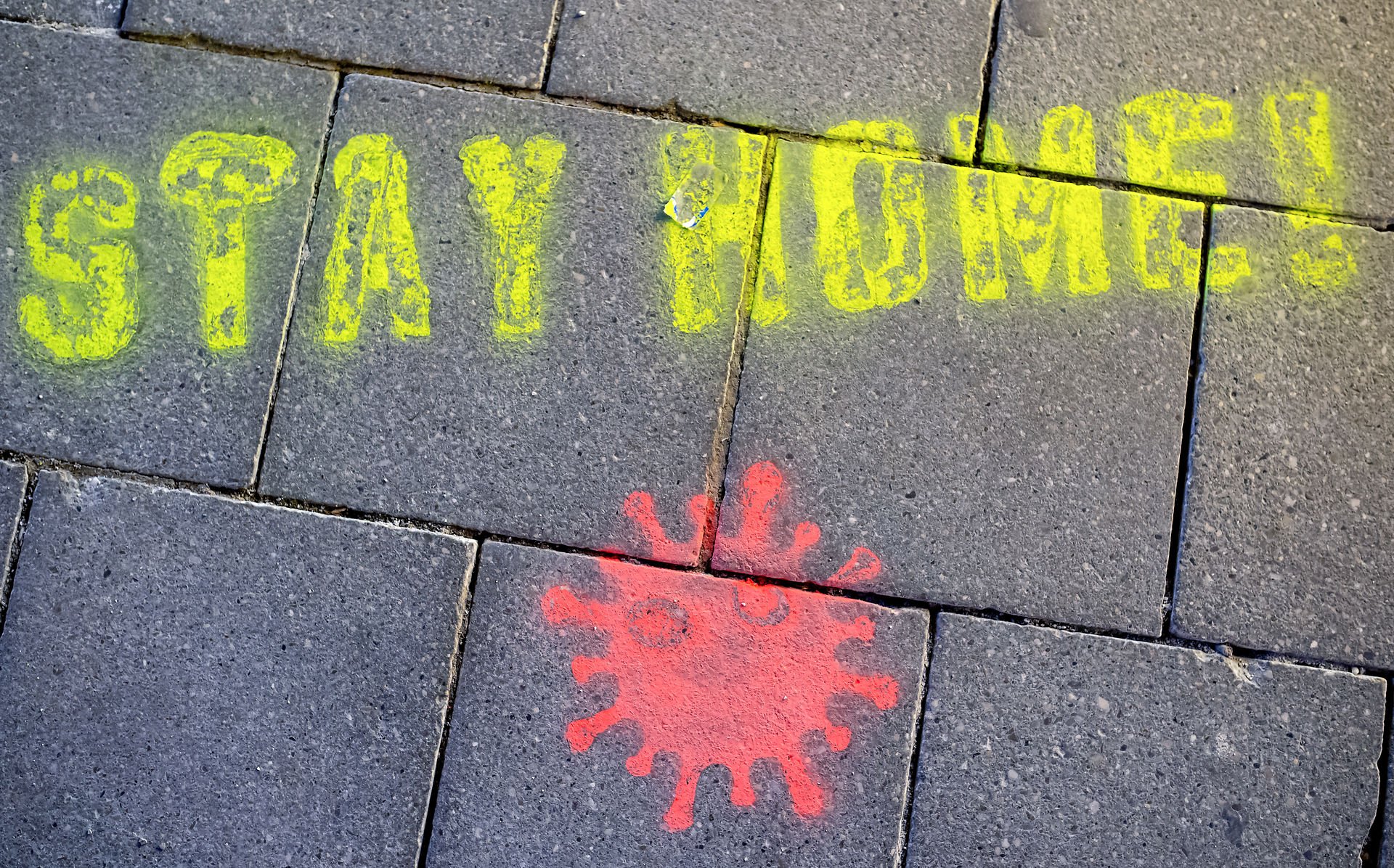 Grafitti på en gågade i München, hvor alle studerende er sendt hjem de kommende uger. Billedet er fra den 15. marts.