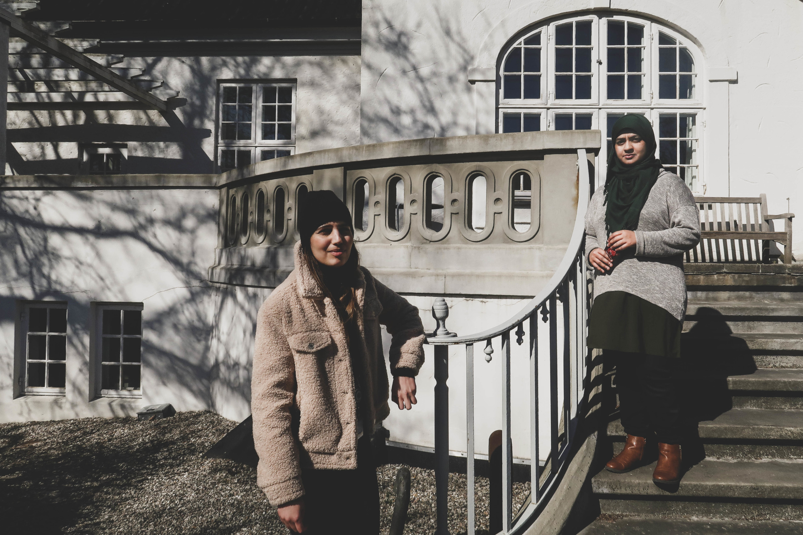 Nour Abushalleeh (tv) og Irfatha Irshad (th) har begge læst Sundhed og Informatik på Københavns Universitet og arbejder nu på Statens Serums Institut.