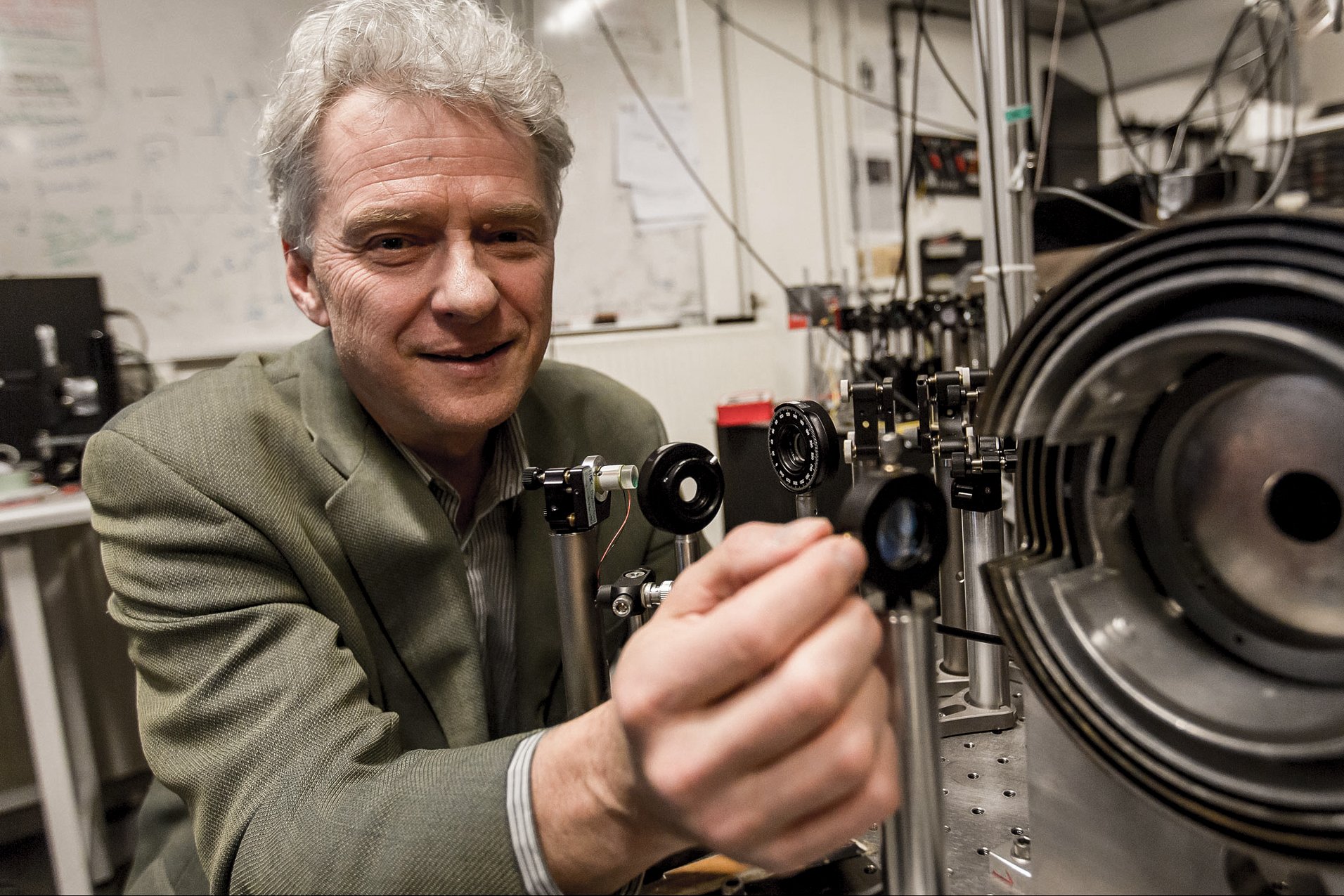 Professor Eugene Polzik ved en forsøgsopstilling. Billedet er taget inden den aktuelle pandemi.