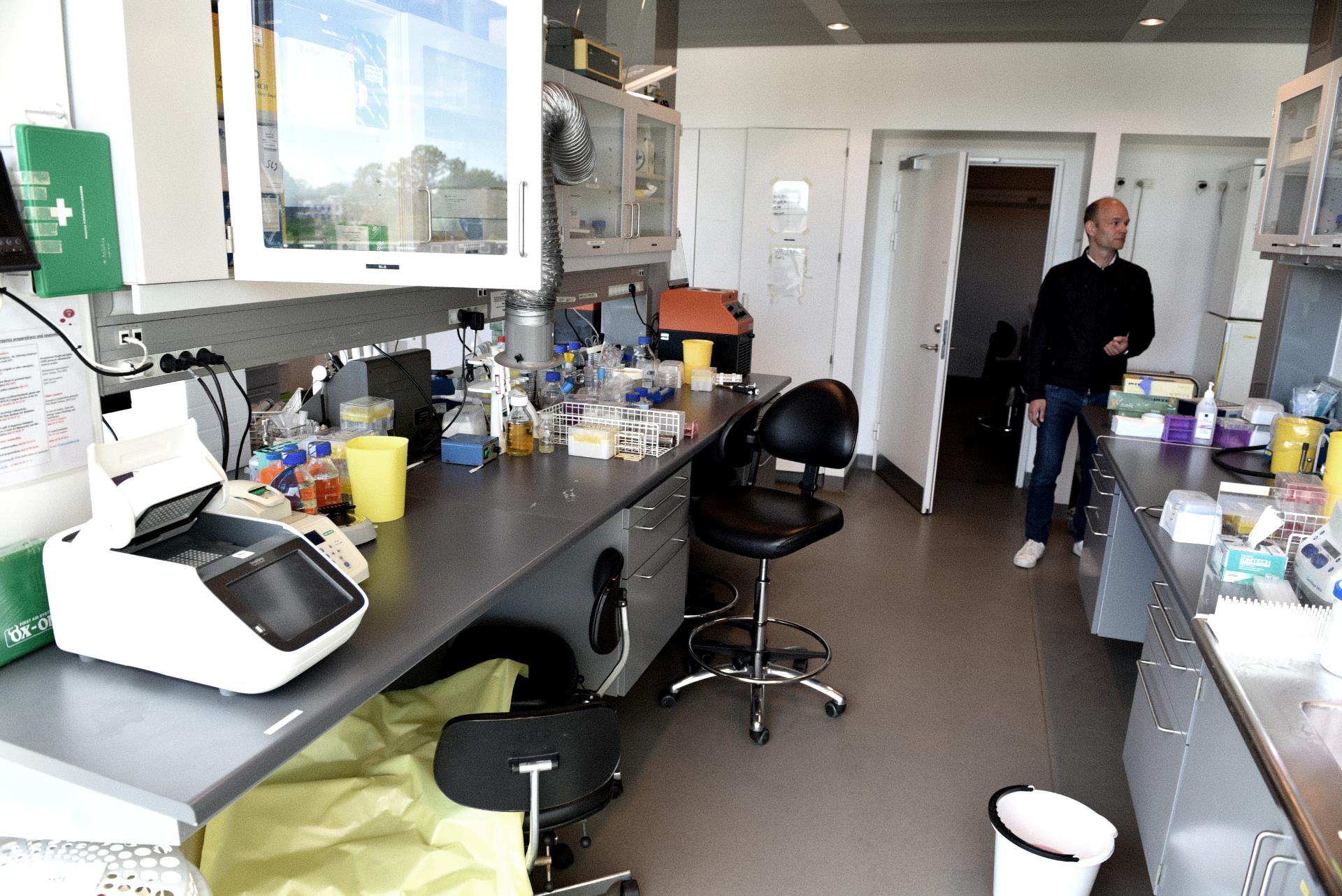 Normalt ville forskere være fordybet i deres projekter ved laboratoriebænkene. Nu står stolene tomme.