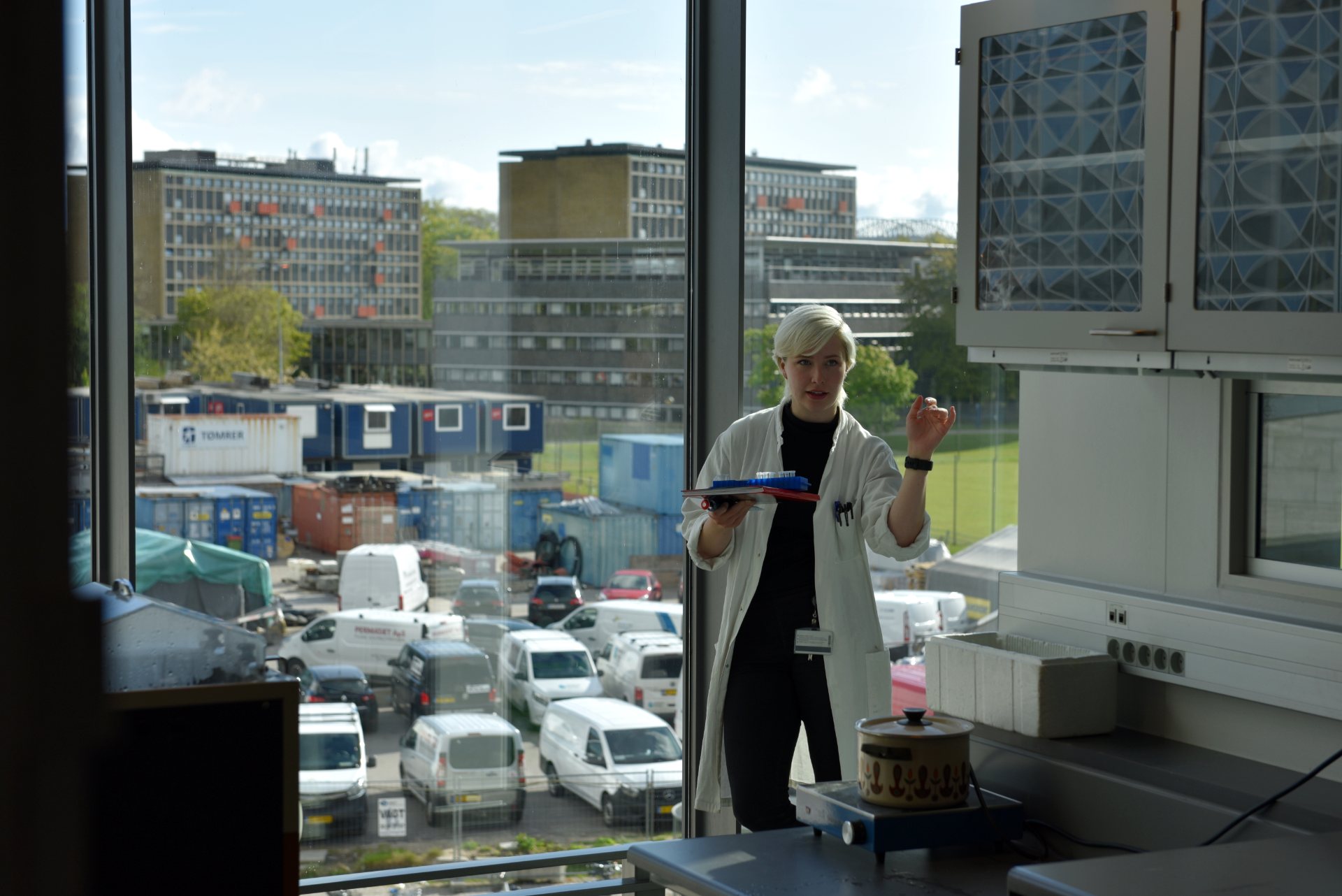 Ph.d.-studerende Emilie Sønderberg arbejder på sit projekt.