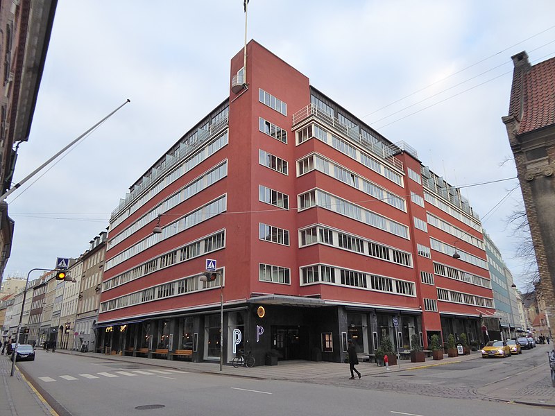 Hotel Skt. Petri i Vilhelm Lauritzens ikoniske funkisbygning fra 1928, der tidligere husede det historiske Daells Varehus. Her koster et værelse for en voksen en nat på en hurtig søgning i maj 1.350 kr.