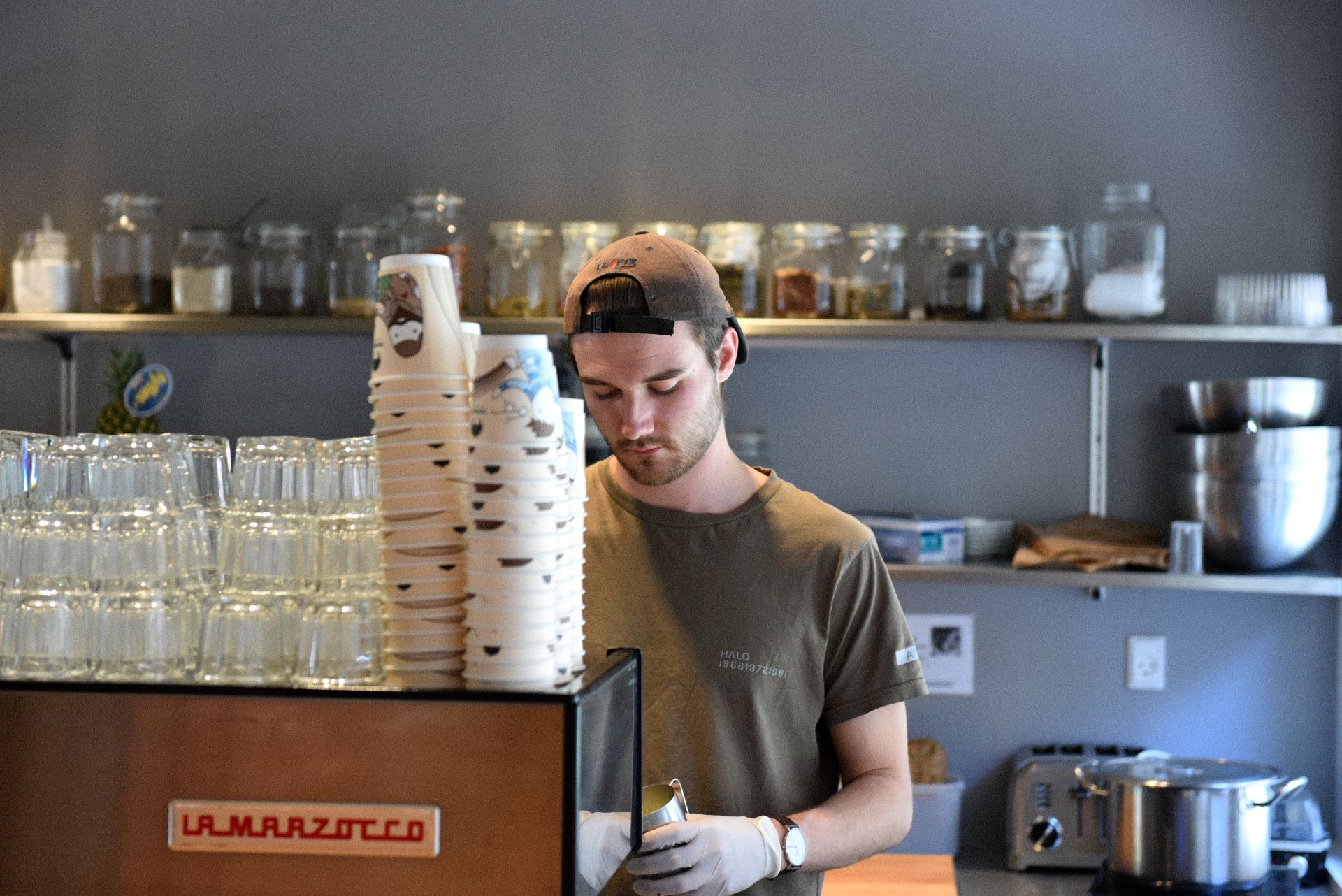Thomas Bruun Elsborg er ene mand bag skranken i Shabaz Kaffebar.