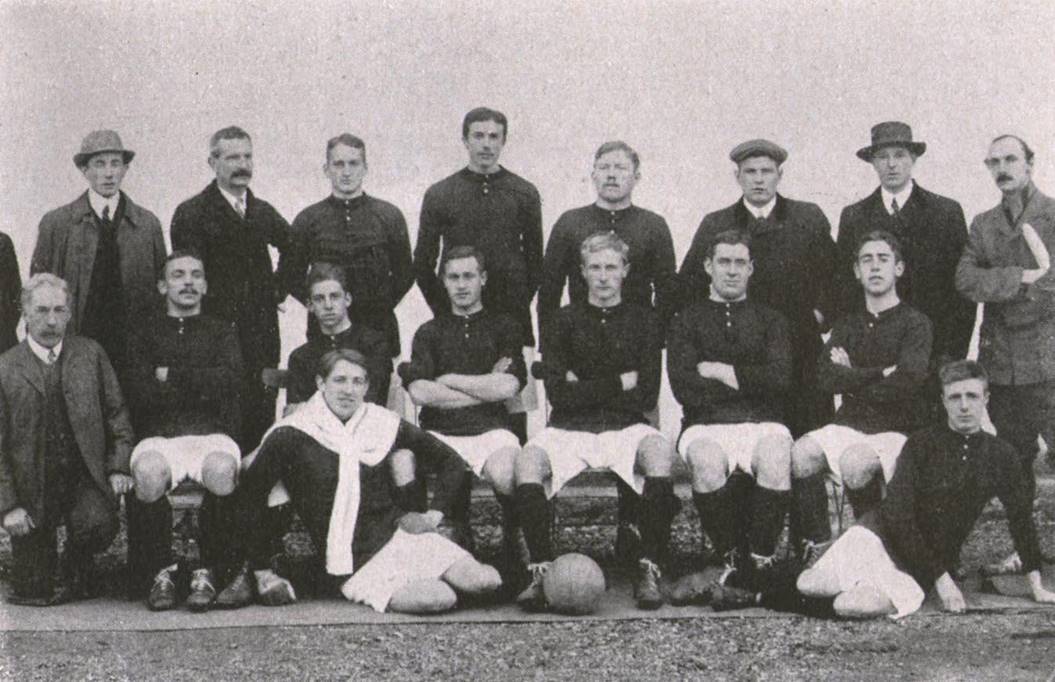 Det danske landshold ved OL-finalen i 1908 med Harald Bohr på bænken yderst til højre.