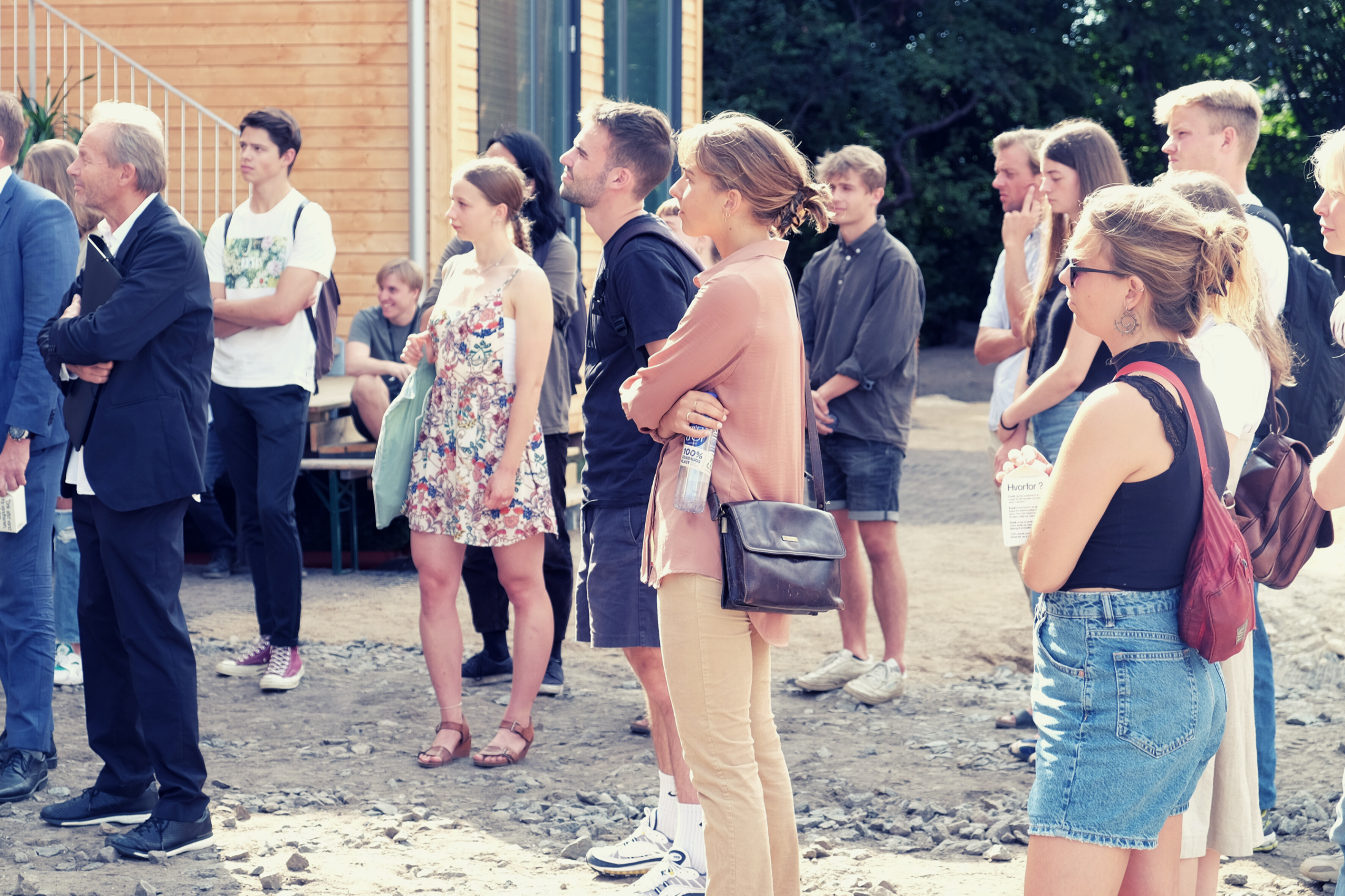 Studerende lytter til Frank Jensens tale til indvielsen af studieboligerne i Jernbanebyen.