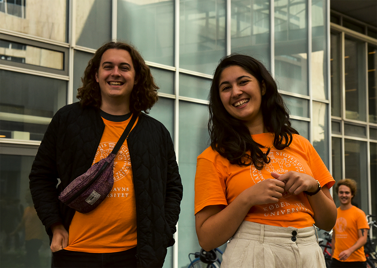 Ifølge tutor Jakob Bjerrum Thisted (til venstre) fungerede det godt, at russerne mødte hinanden første gang i mindre grupper. Her sammen med Signe Devika Christensen.