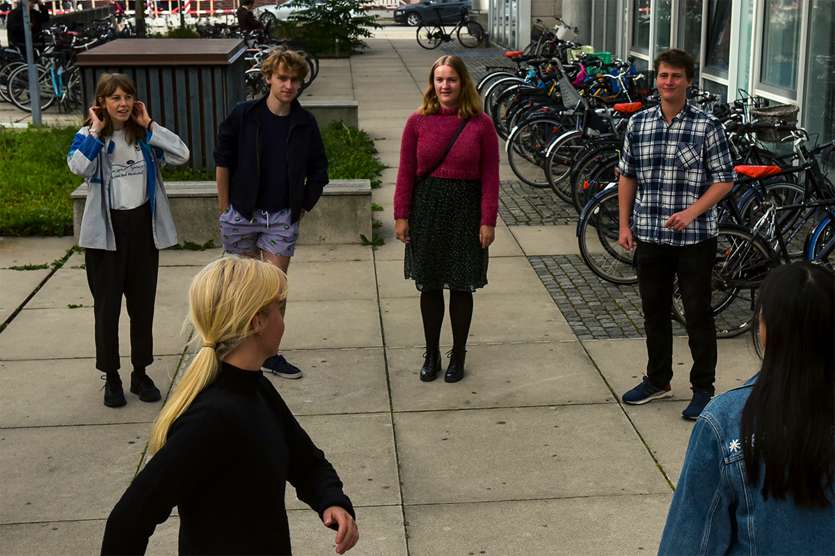 De nye studerende på Musikvidenskab er gode til at holde en meters afstand, i legene, der skal ryste den nye årgang sammen.