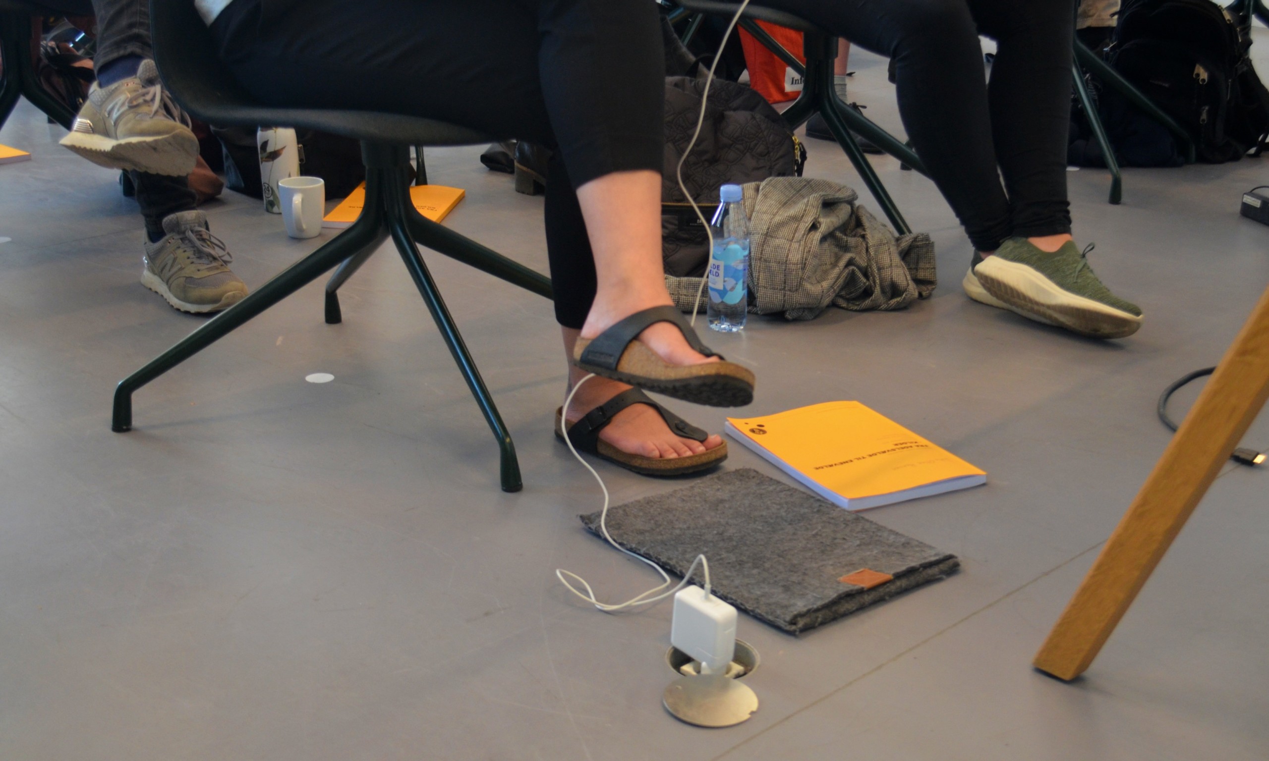 Når der ikke er bordplads, må indholdet fra tasken komme andre steder hen. 