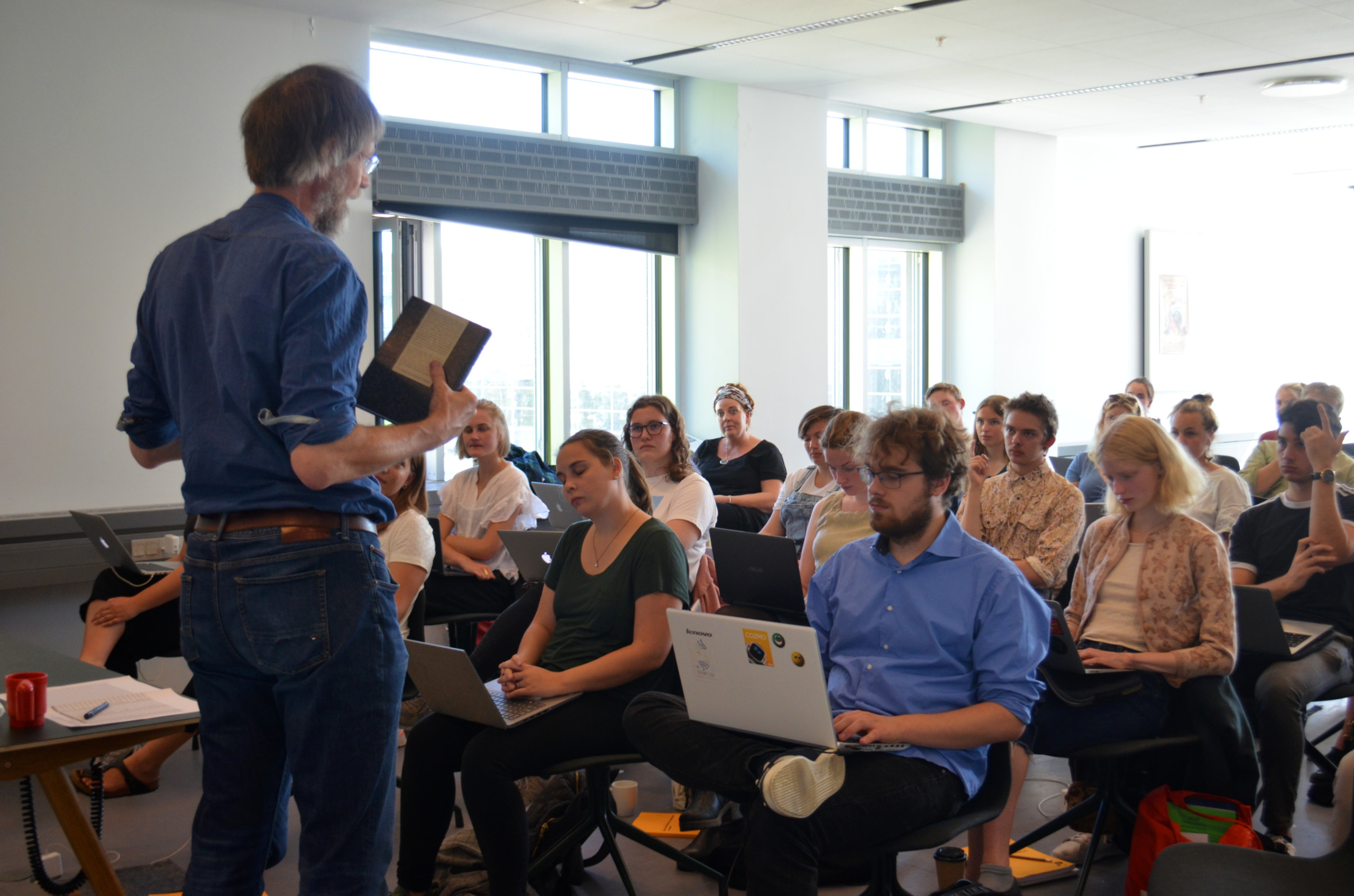 Hvert semester opfordres de studerende til at evaluere deres undervisningsforløb.