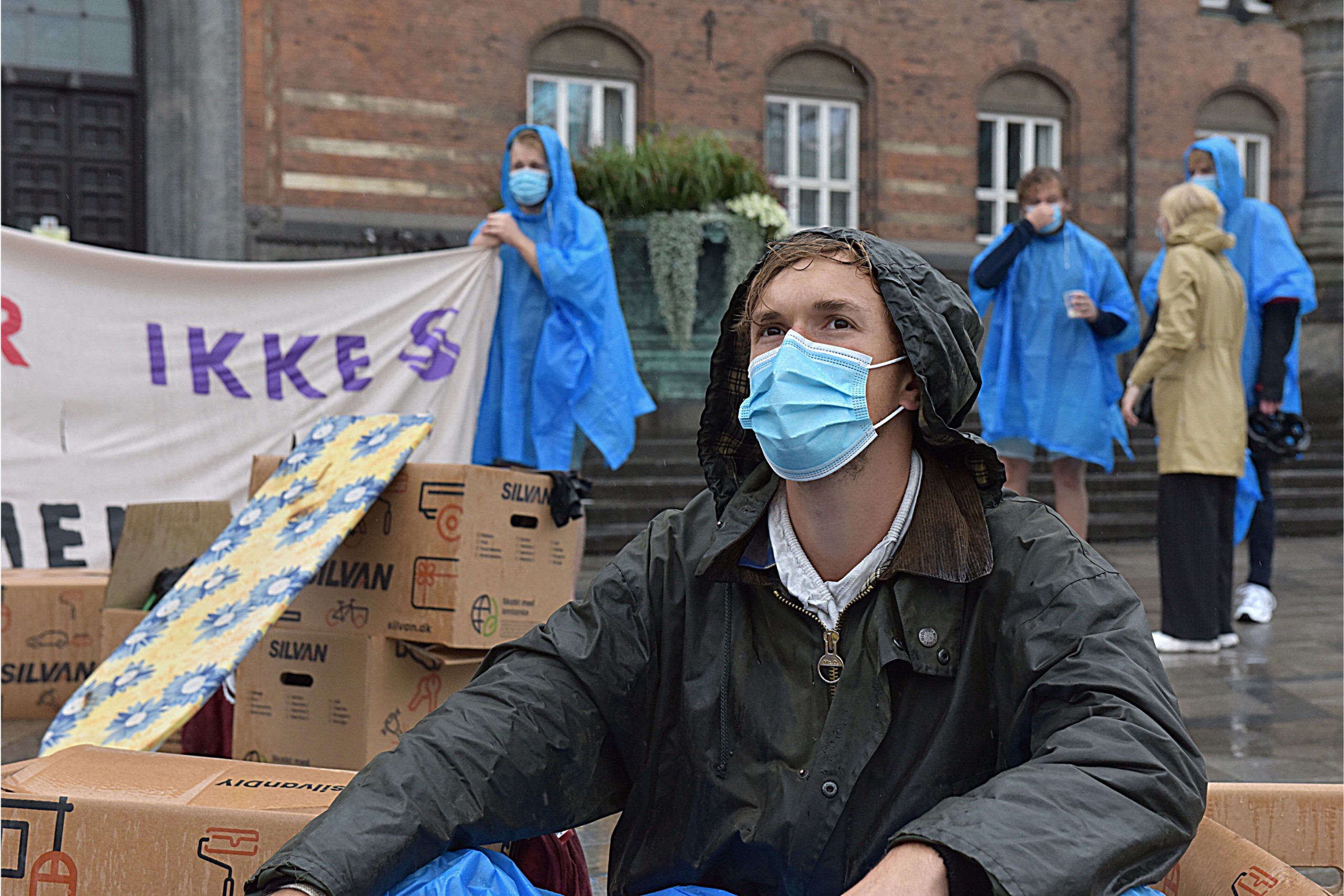 Alle de fremmødte til boligaktionen på Rådhuspladsen bar mundbind for at undgå covid-19-smitte.
