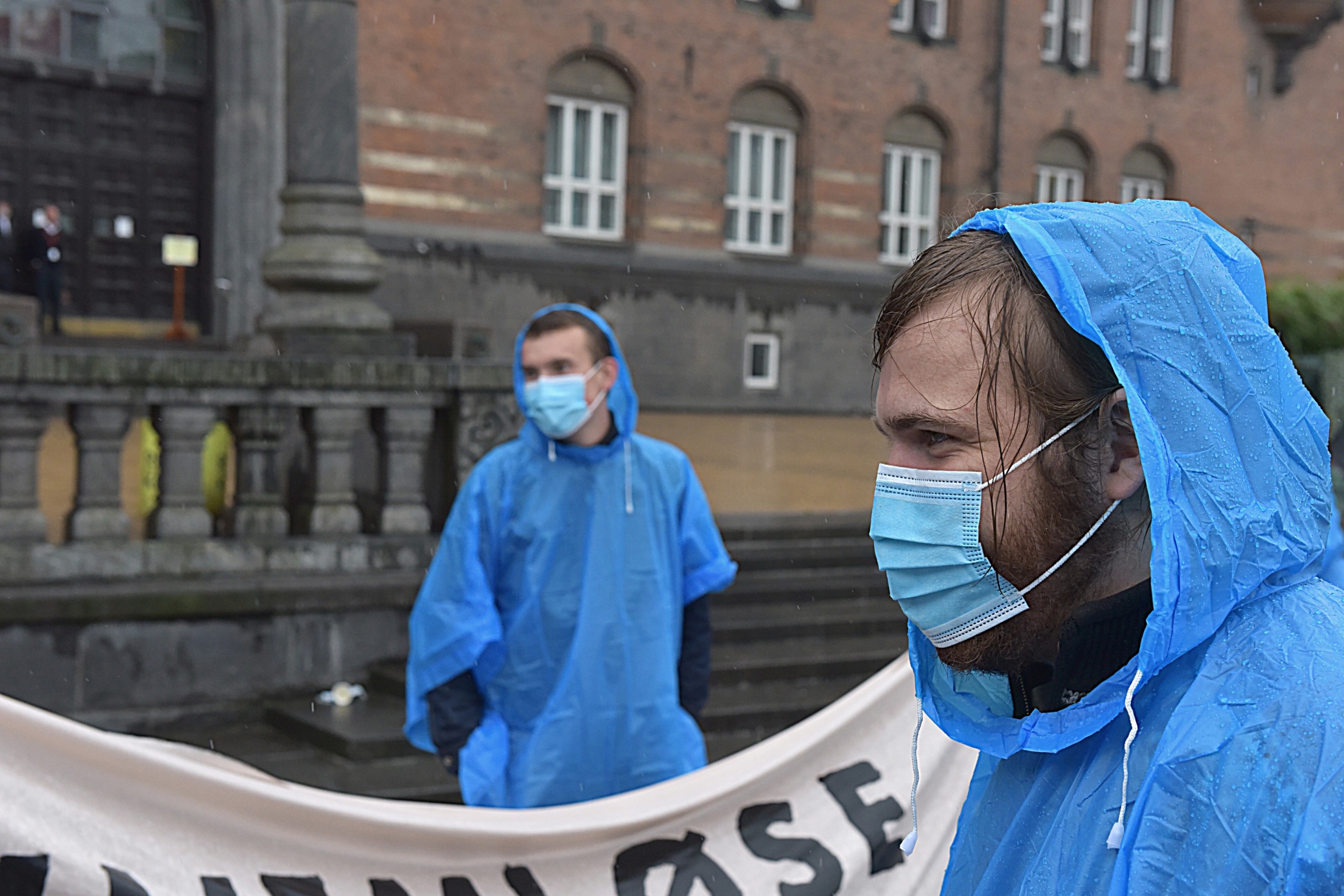 Dagens standarduniform: Mundbind og matchende regnslag.