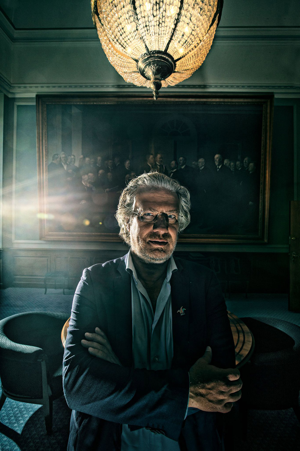 Mange af Henrik Dahls politiske kollegaer flasher en lille regnbuefarvet nål på brystet, der signalerer, at de støtter FN’s klima-verdensmål. På Dahls revers sidder en regnbuefarvet narrehat med teksten NEJ.