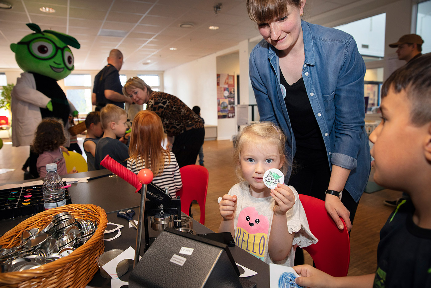 Videnskab formidles i øjenhøjde med nysgerrige børn under 2019-udgaven af arrangementet Forskningens Døgn. 