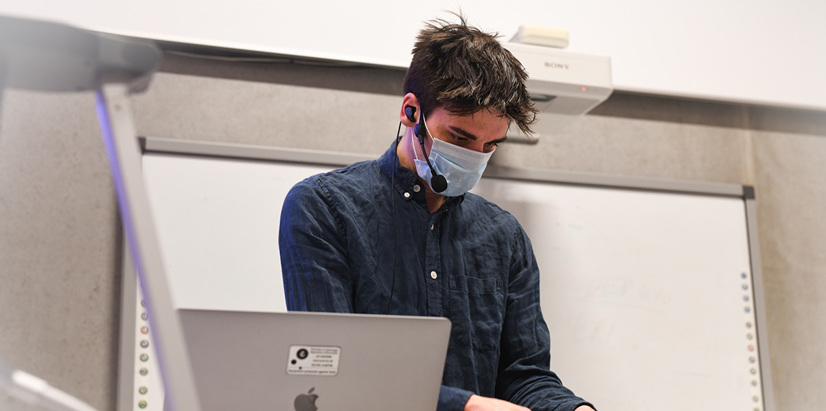 Anders Munk-Nielsen bøvler med teknikken før en forelæsning.