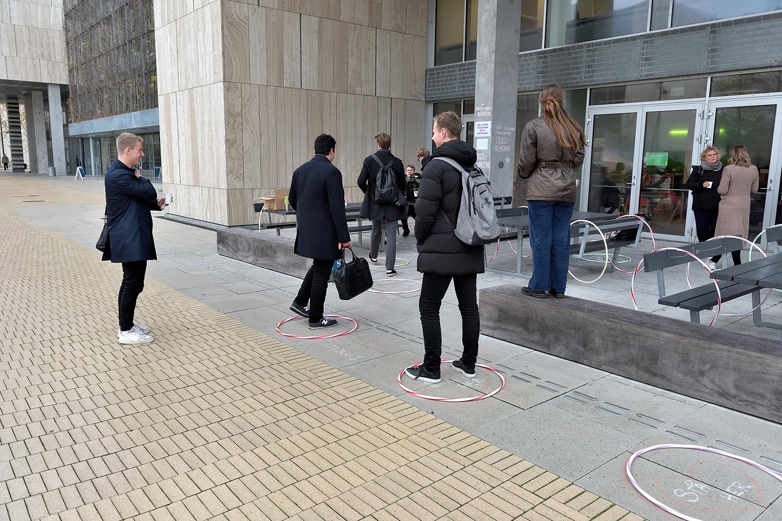 Foran KUA 2 stillede folk sig af sig selv i kø for at få en kop gratis kaffe. Vejret var ellers ikke det bedste - småregn, overskyet og mørkt - men folk kom alligevel. 