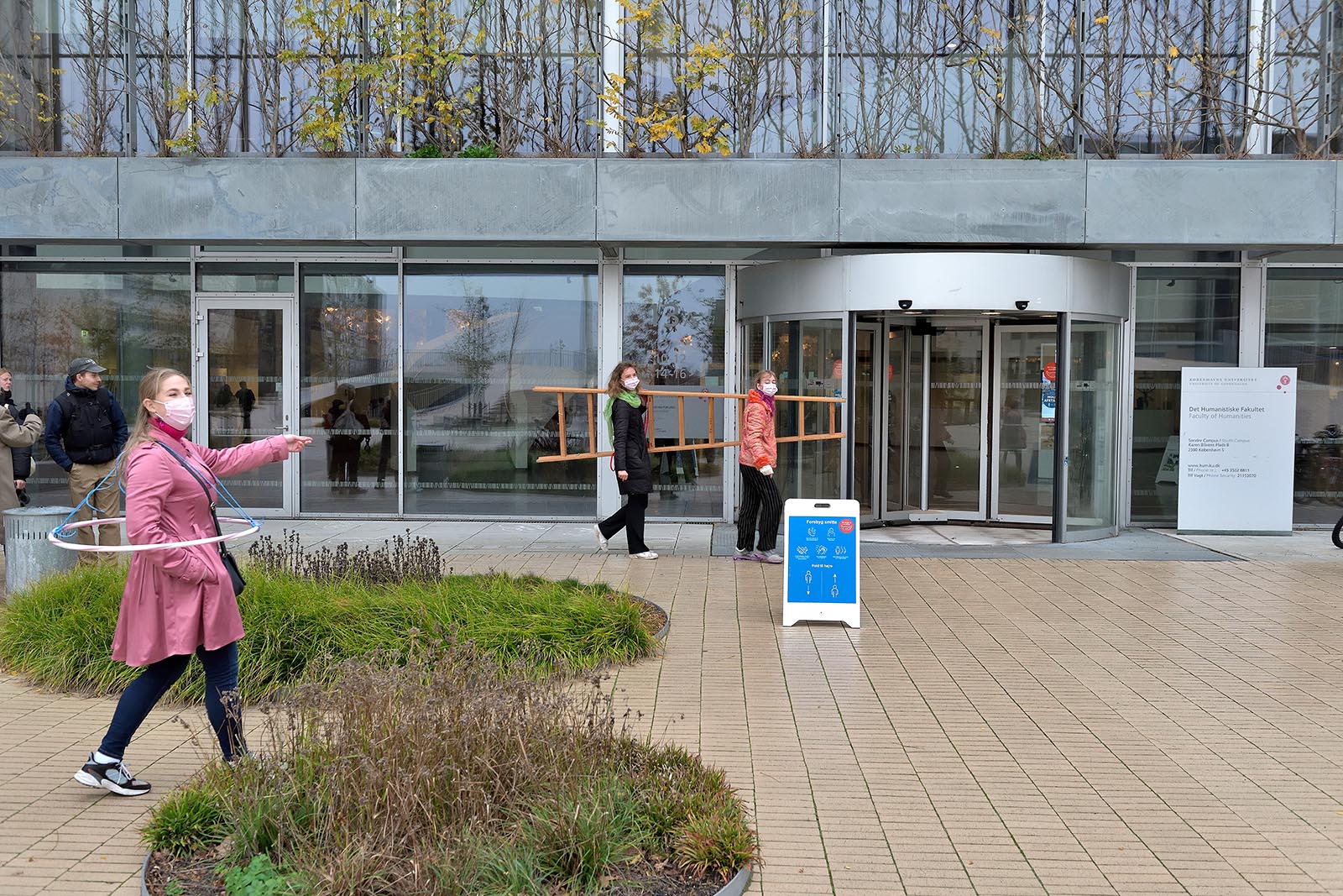 De sidste forberedelser til eventet er i gang - Chili Winther Bothe til venstre i billedet. Hun har fundet det mest pink tøj, hun havde i sin garderobe frem til eventet og en hulahopring for at signalere, man skal holde afstand. 