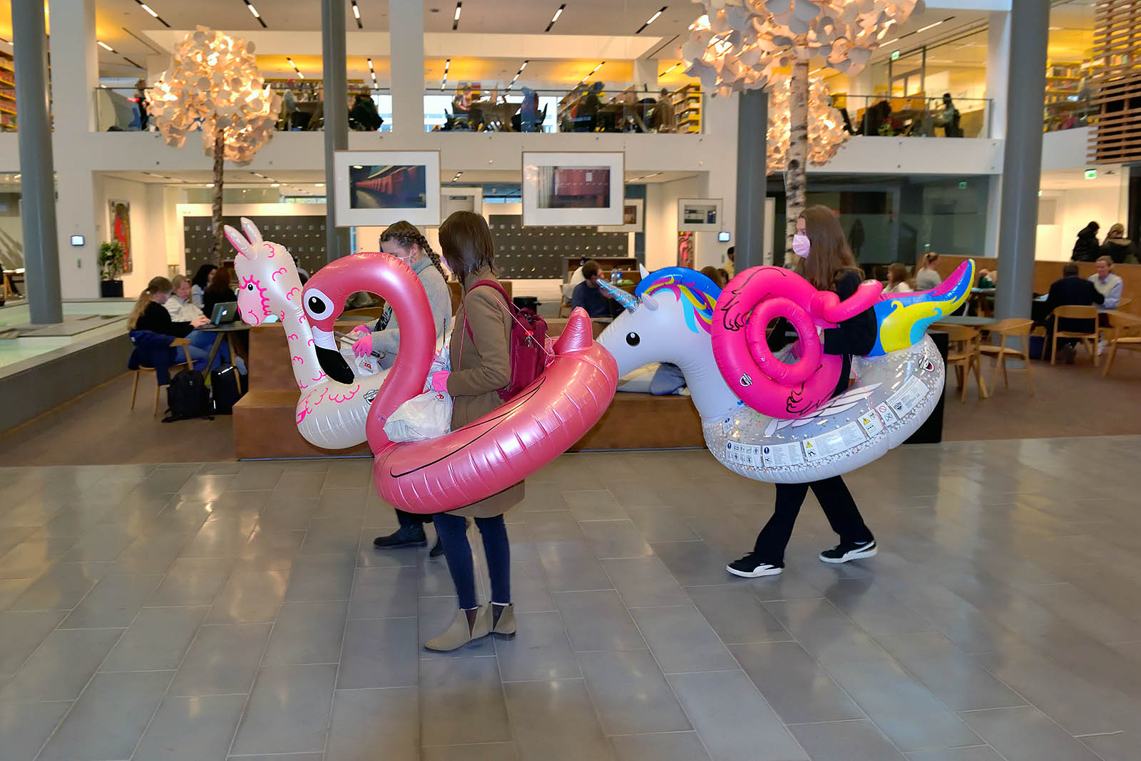 Der skal mere til end ensformige, kedelige blå skilte til at minde de studerende ved Københavns Universitet om at huske coronareglerne. Pink er godt.