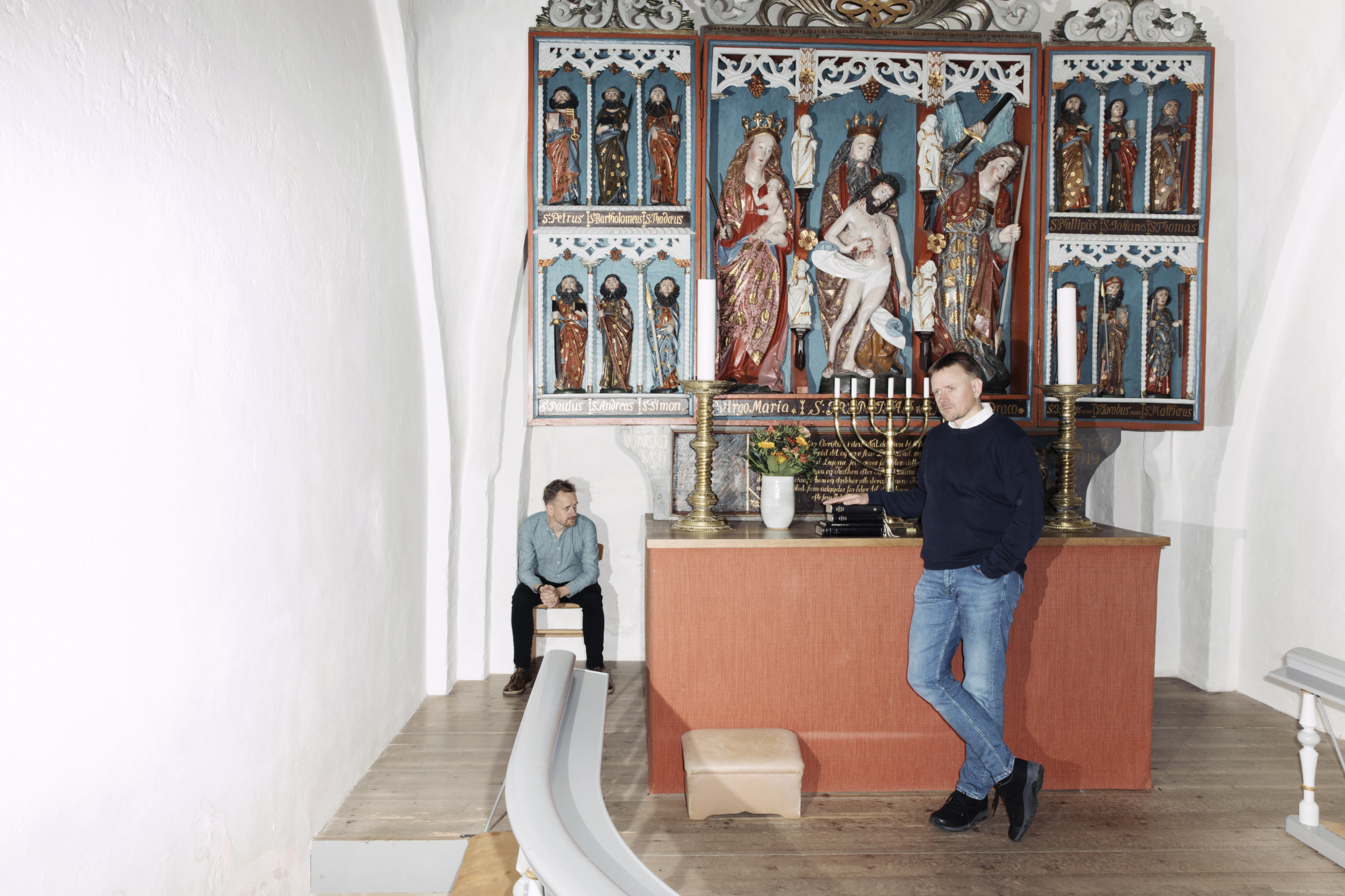 Hans Ulldal Fynbo og Johan Ulldal Fynbo i den lille kirke i den landsby, de er vokset op i.