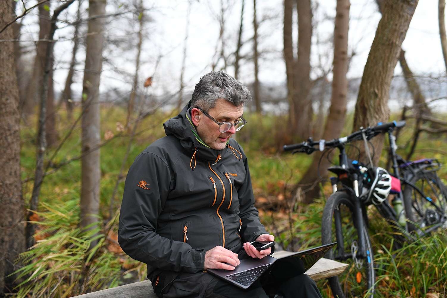 Charlie Breindahl sad flere gange på denne bænk, da han i foråret underviste sine studerende.