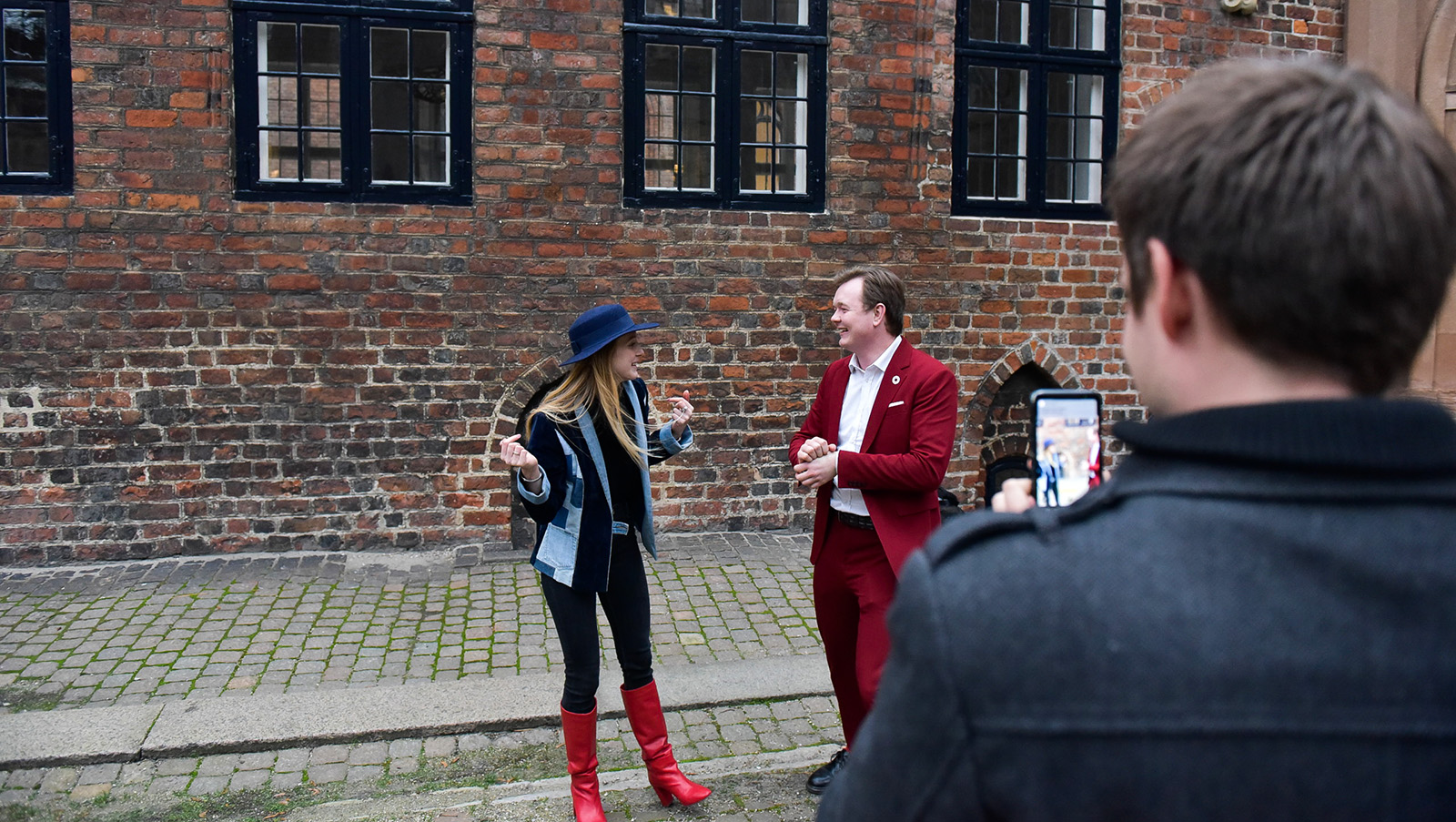 Cille Hald Egholm og Anders Mortensen, begge i festtøjet, står ved deres forskelligheder