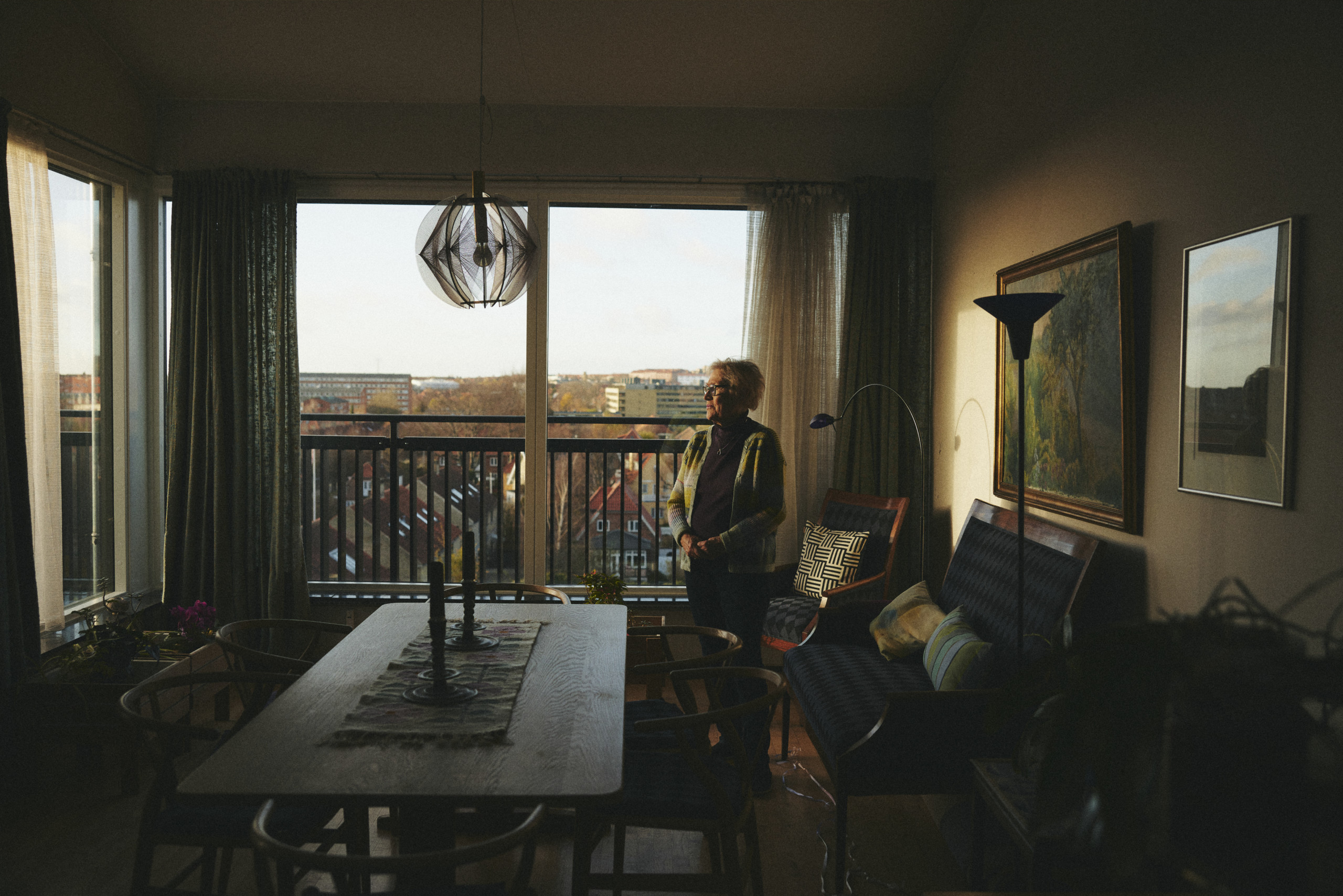 Gerd Grubb har udsigt til byens tage fra sin lejlighed.