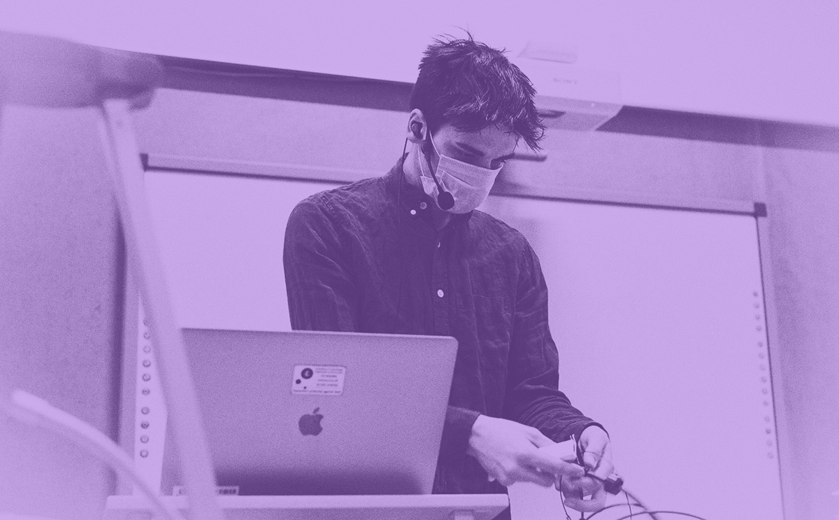 Anders Munk-Nielsen forbereder onlineundervisning for omkring 80 studerende.