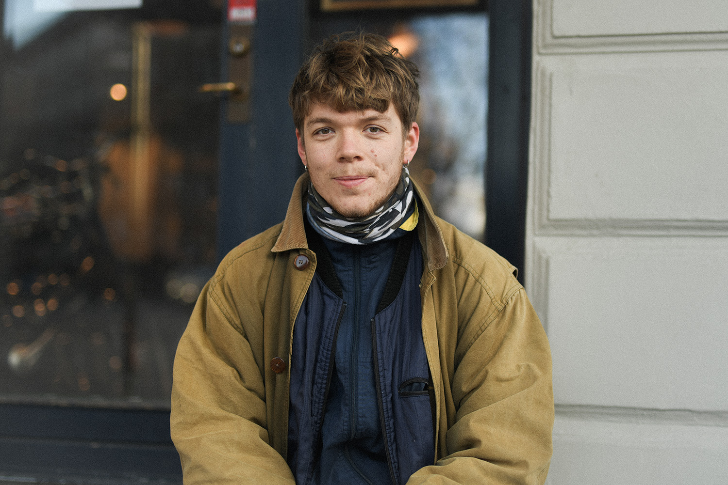 Historiestuderende Niels Wilcke foran det værksted, hvor han normalt arbejder som cykelsmed.