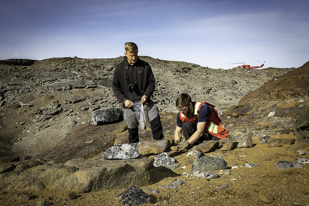 Der indsamles olivin i Grønland. Det er Kristoffer Szilas til højre.