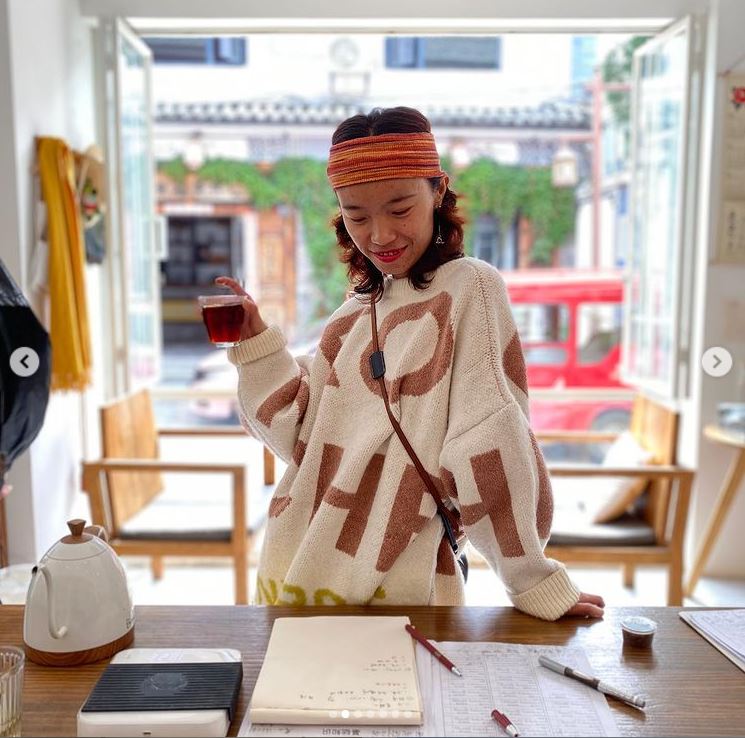 Bingzhi Zhu is keenly interested in coffee and has studied the treatment of coffee growers.