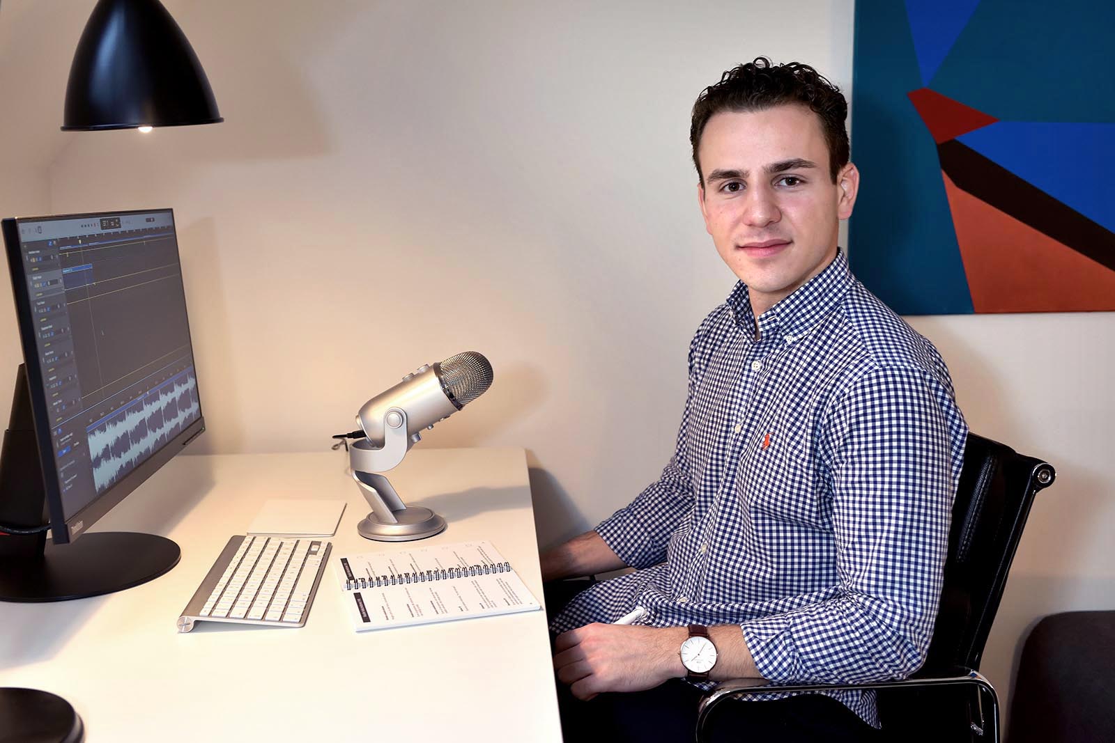 Filip Søskov Davidovskis setup er simpelt. Indspilningen foregår i hans lejlighed, og han benytter sig udelukkende af en mikrofon, et par høretelefoner og programmet Garage-band på sin MacBook.