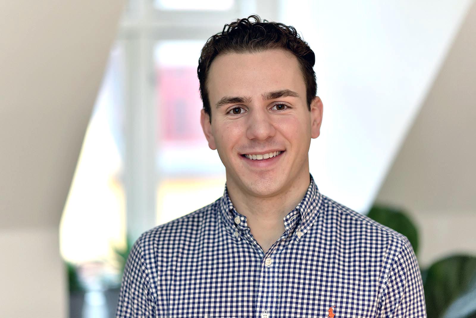 Inden optagelsen af en episode sætter Filip Søskov Davidovski sig grundigt ind i emnet og taler derefter ud fra sine stikord. Hver episode har samme opbygning og struktur for at skabe genkendelighed for lytterne, og alle episoder bliver indspillet uden afbrydelse.