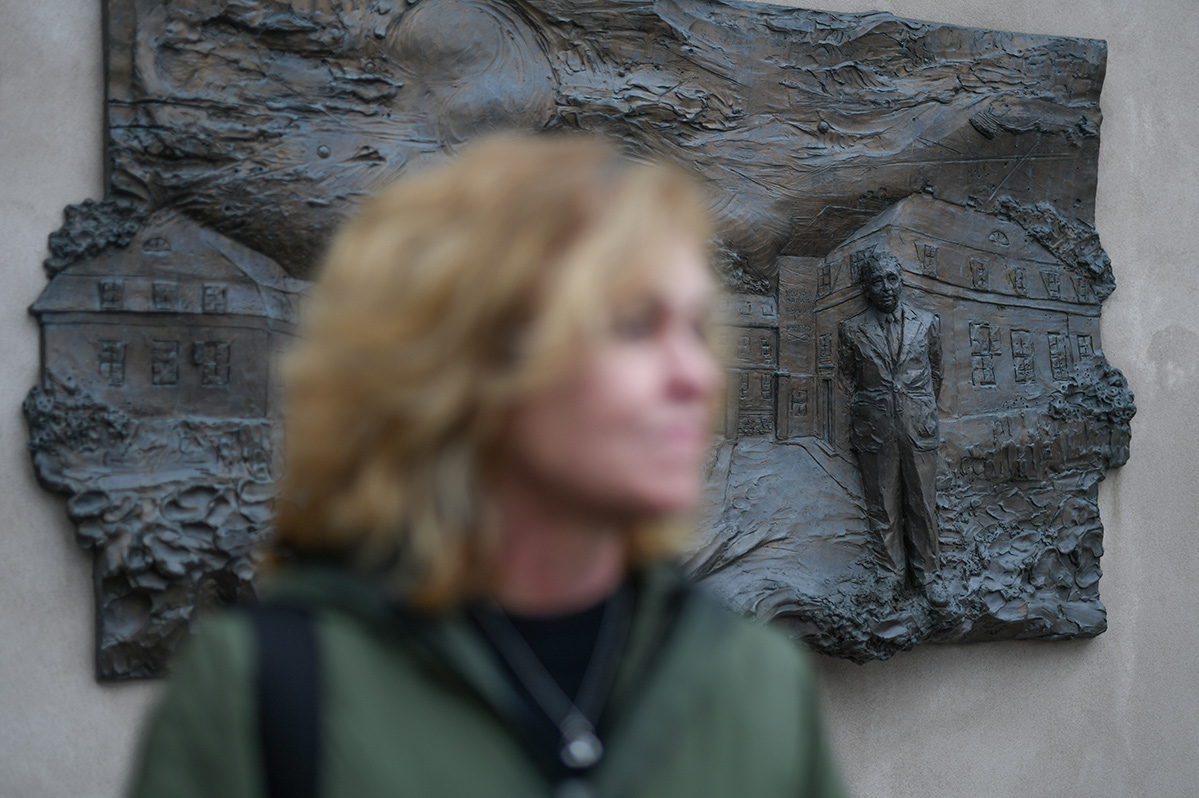  Niels Bohr skuer ud over det institut, som han har lagt navn til: Niels Bohr Institutet.