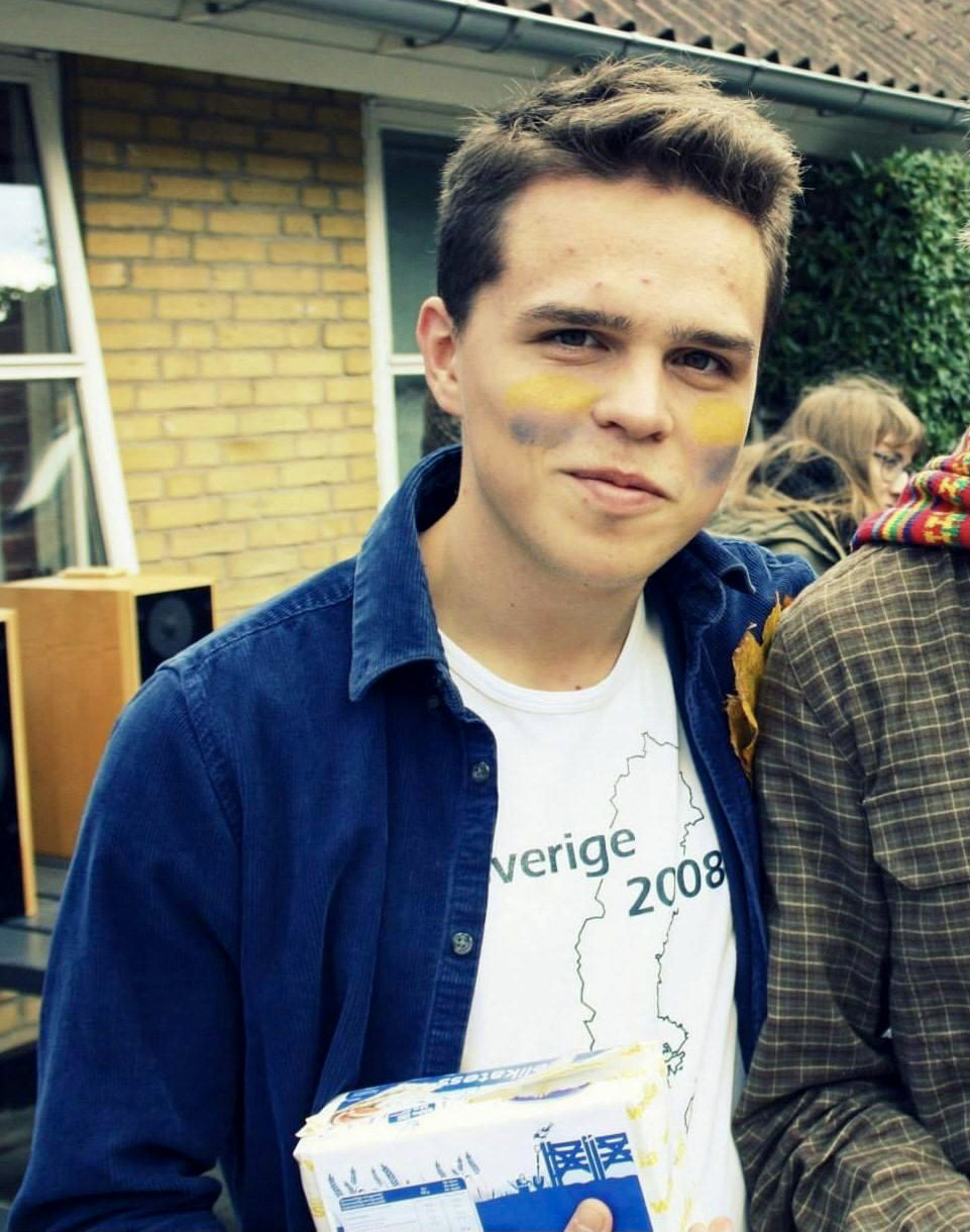 Emil Sloth Andersen i udklædning som svensker – dog ikke på Institut for Statskundskab, men på højskole.