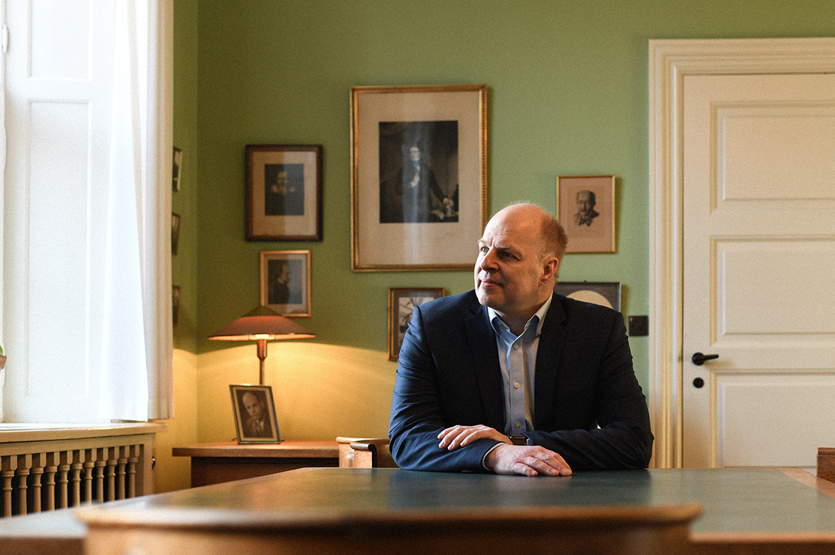 Jan W. Thomsen i Bohrs kontor, der stadig står som på hans tid. Instituttet bor fortsat i de gamle bygninger på Blegdamsvej, idet flytningen til det skandaleramte byggeri på Jagtvej lader til at være udsat i det uendelige.