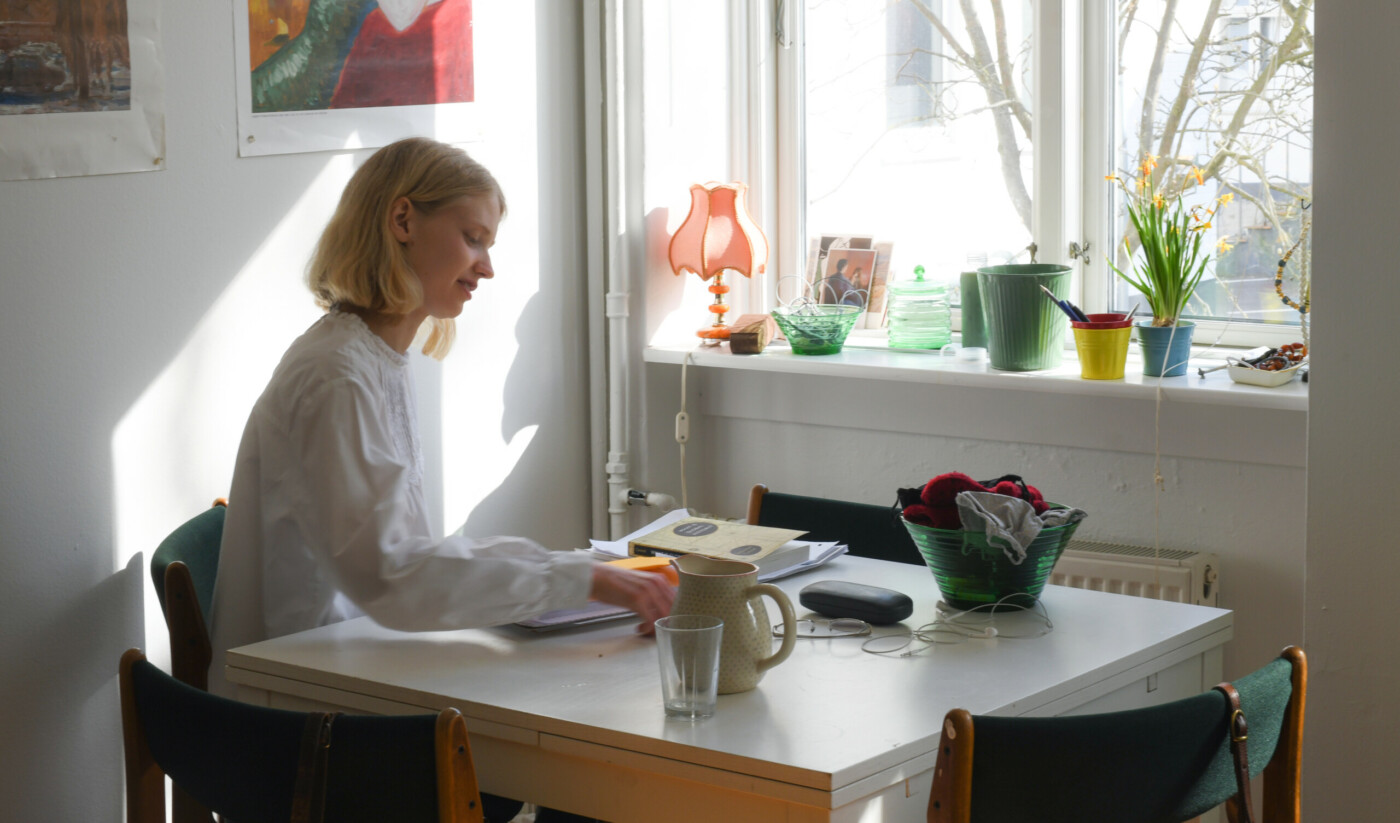 Astrid Grove Vind ved sit skrive- og spisebord på sit kollegieværelse.