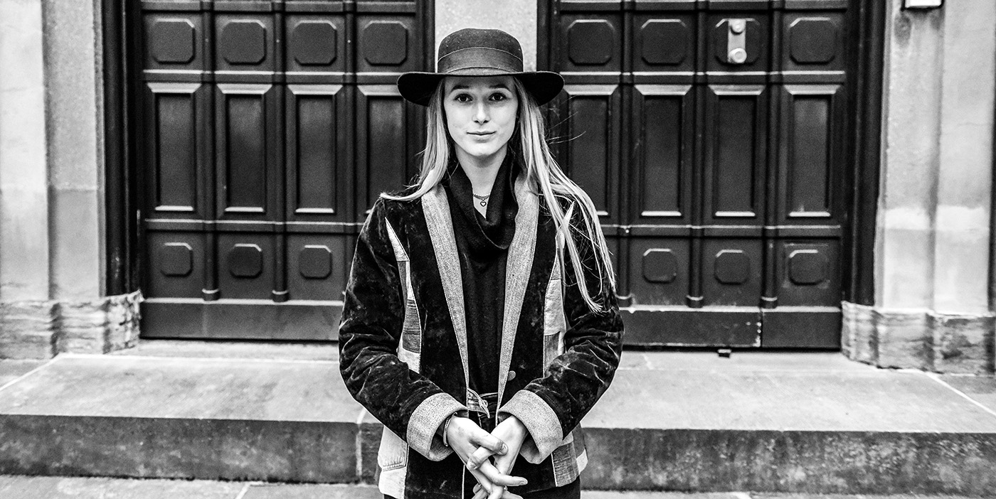 »Vi er klar til at give afkald på fester i fredagsbaren, vi behøver ikke at være 300 mennesker i forelæsningssalen, og vi vil gerne testes i hoved og røv, så længe vi kan have et liv, som bare minder om det, vi havde før corona,« siger Cille Hald Egholm.