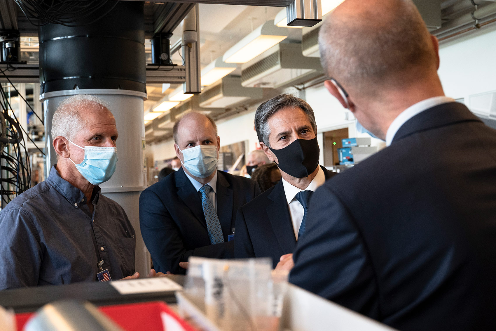 Institutleder Jan W. Thomsen (bagerst) står mellem professor Charles Marcus og den amerikanske udenrigsminister.